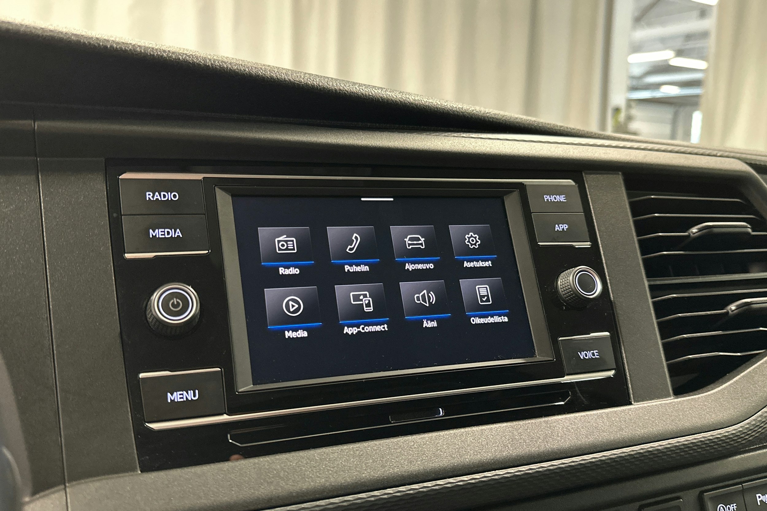 valkoinen Volkswagen Transporter 2020 kuva 16.
