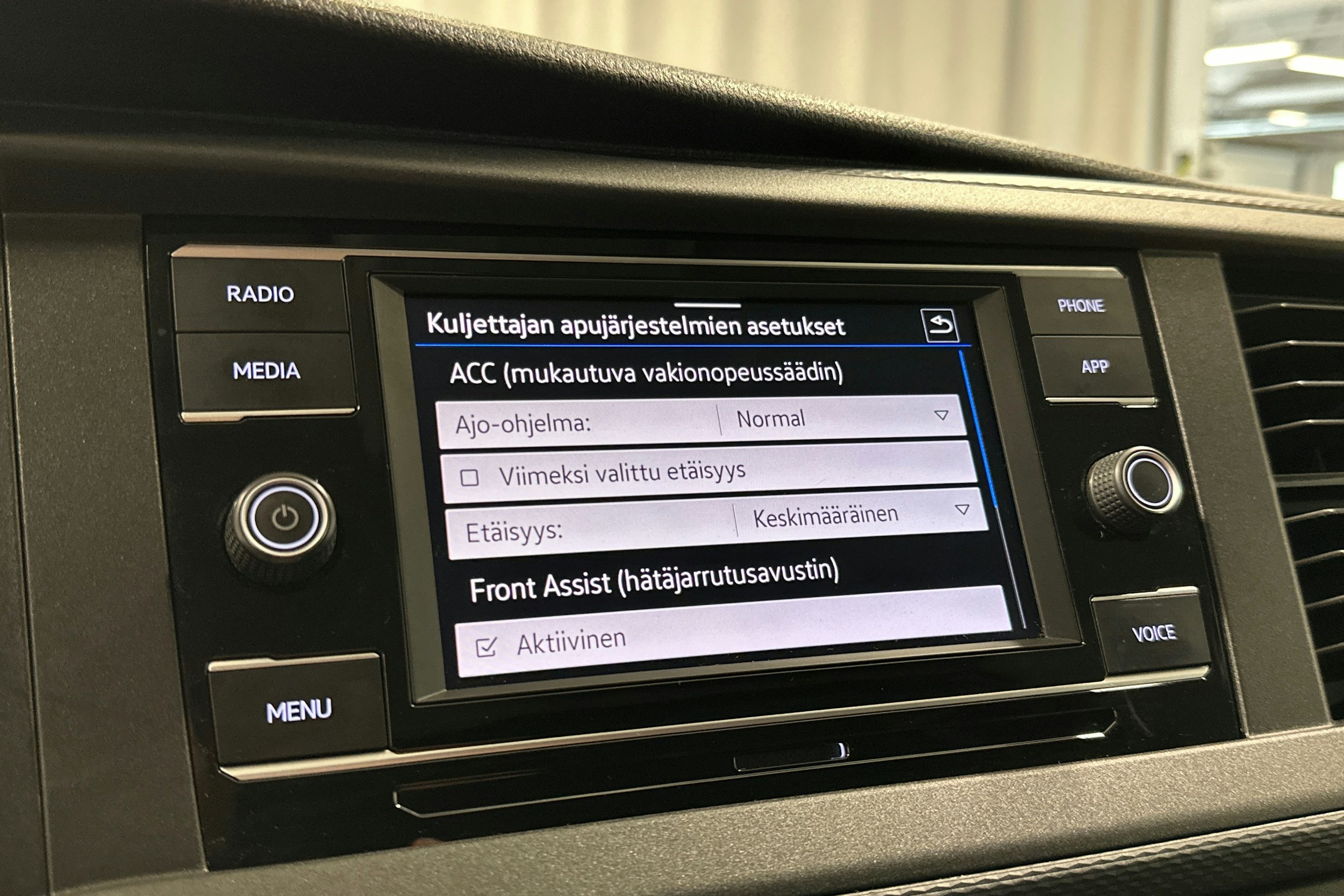 valkoinen Volkswagen Transporter 2020 kuva 18.