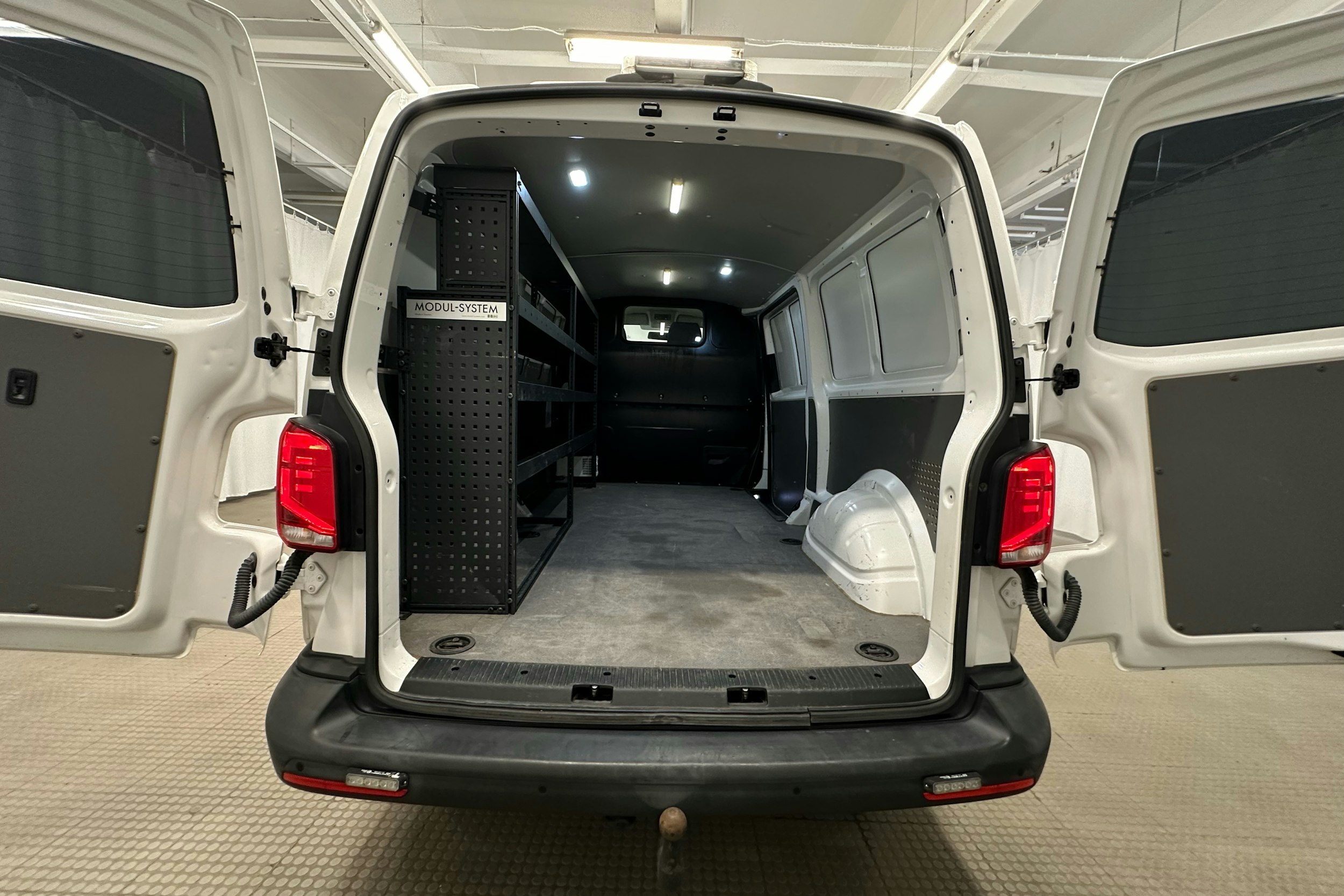 valkoinen Volkswagen Transporter 2020 kuva 21.