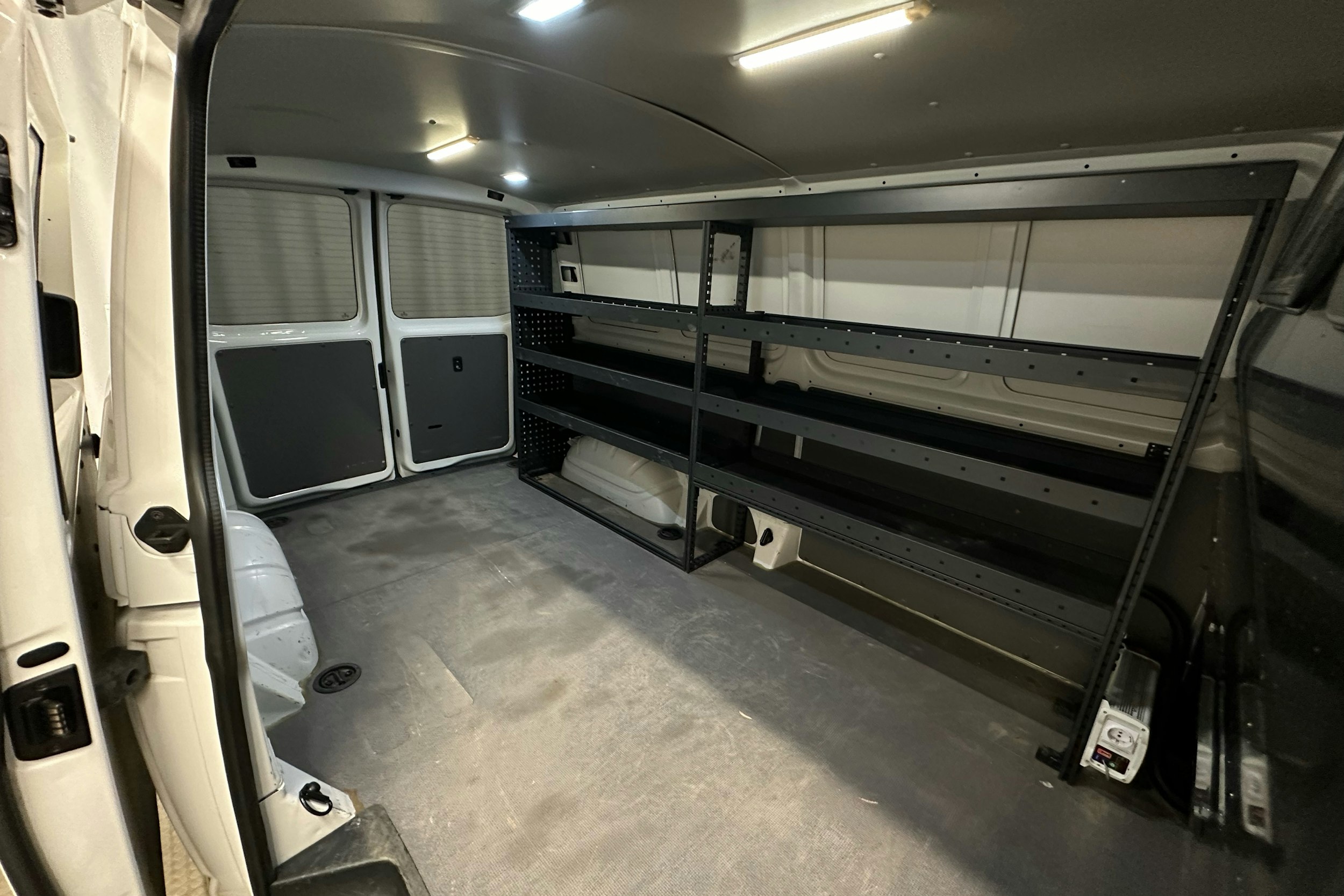 valkoinen Volkswagen Transporter 2020 kuva 22.
