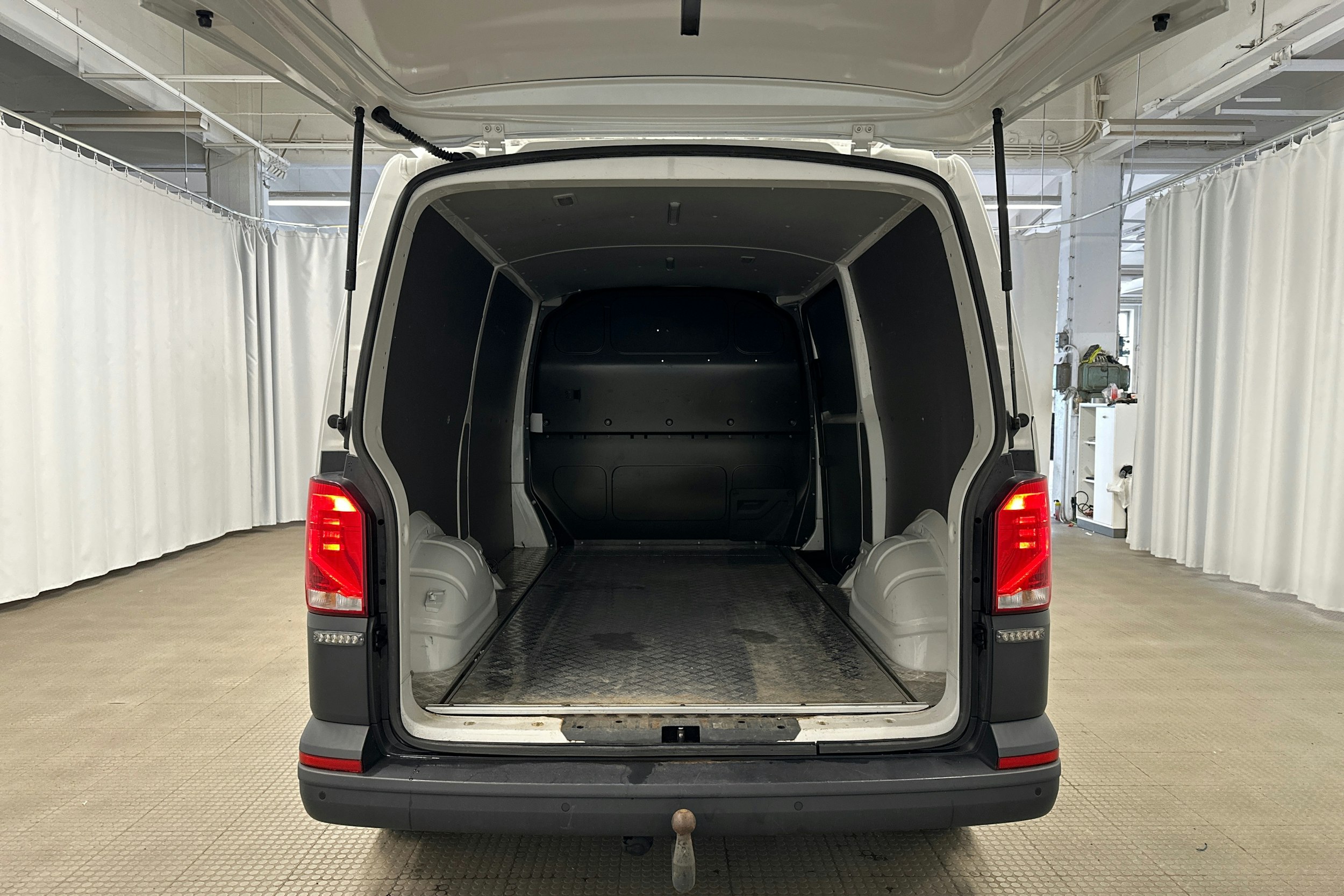 valkoinen Volkswagen Transporter 2020 kuva 9.