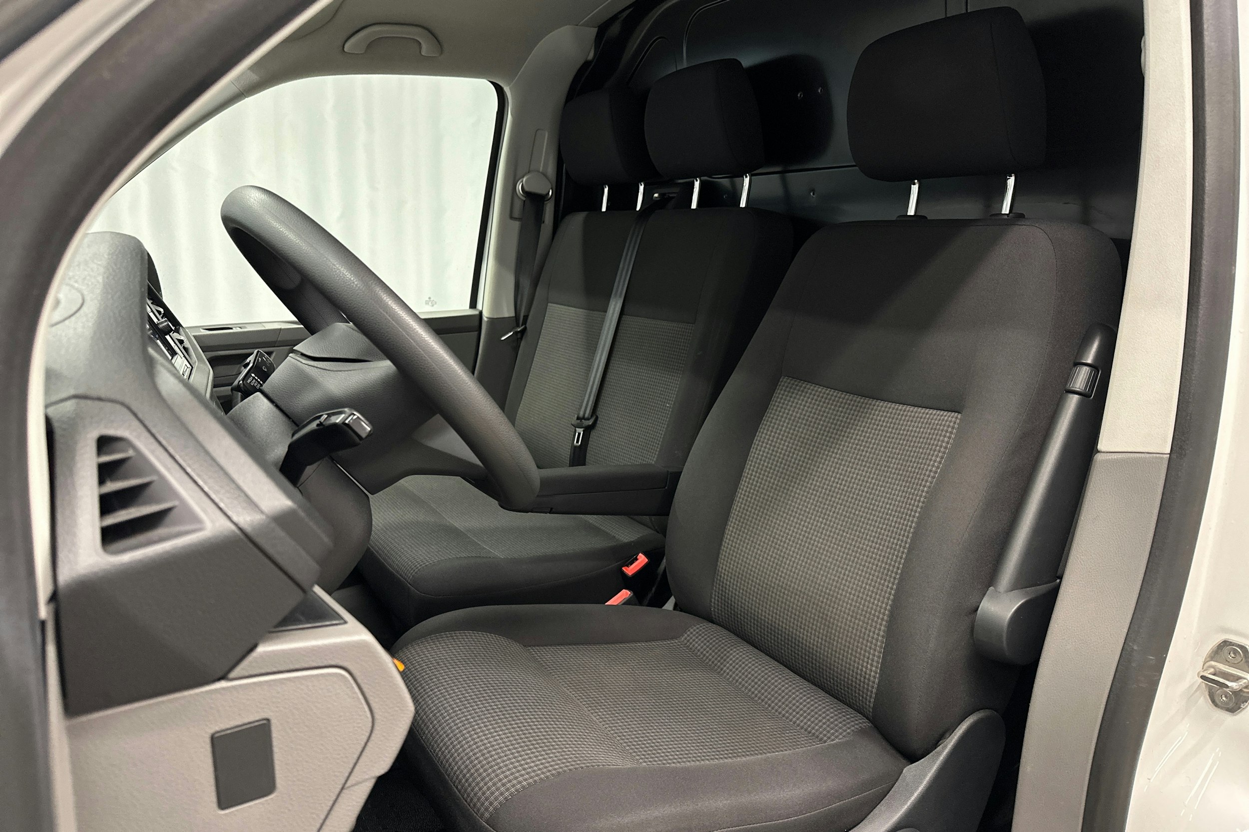 valkoinen Volkswagen Transporter 2020 kuva 11.