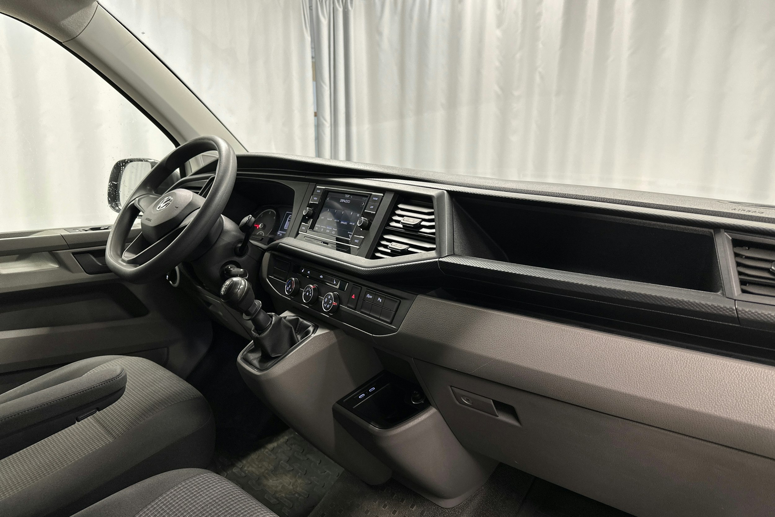valkoinen Volkswagen Transporter 2020 kuva 12.