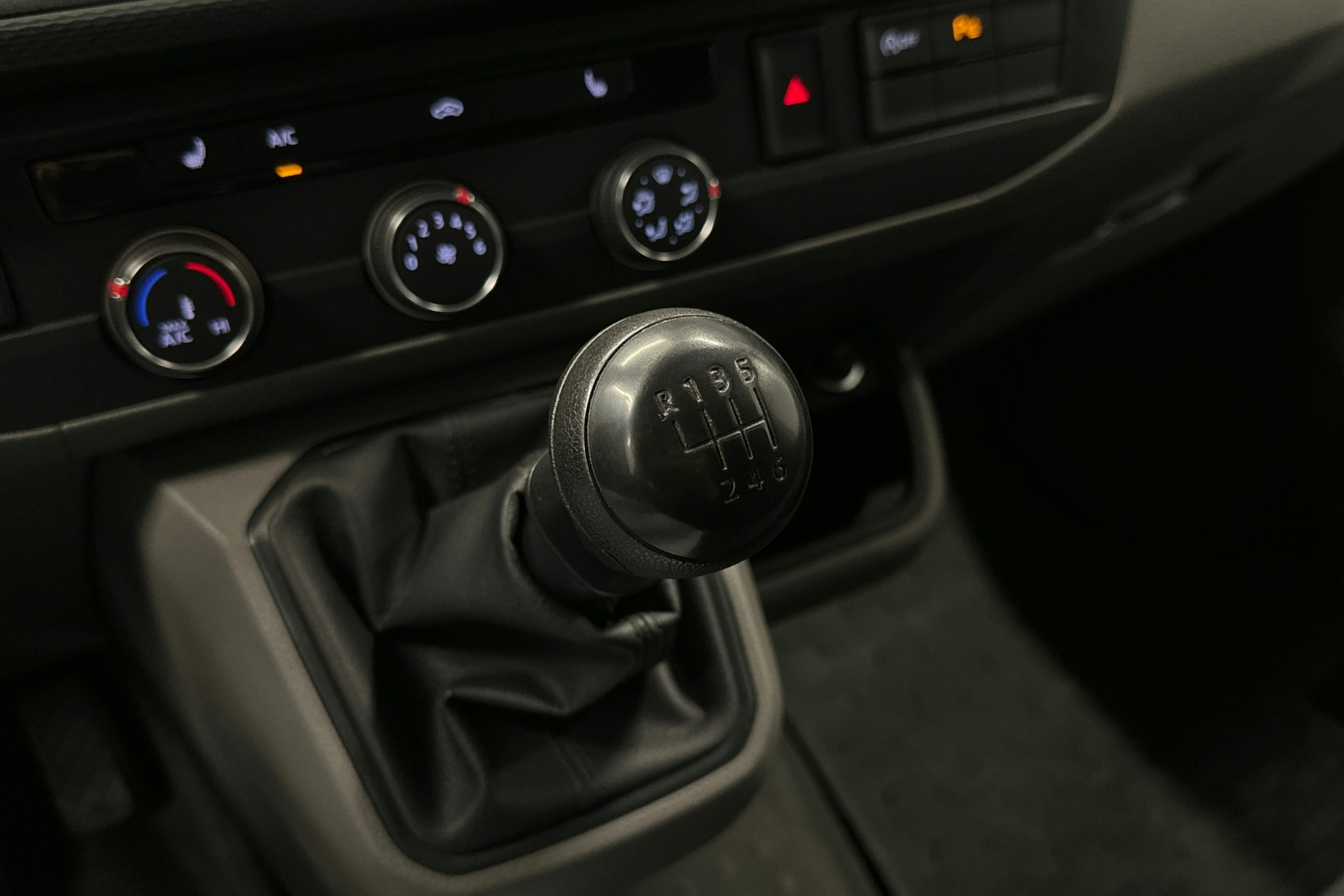 valkoinen Volkswagen Transporter 2020 kuva 21.