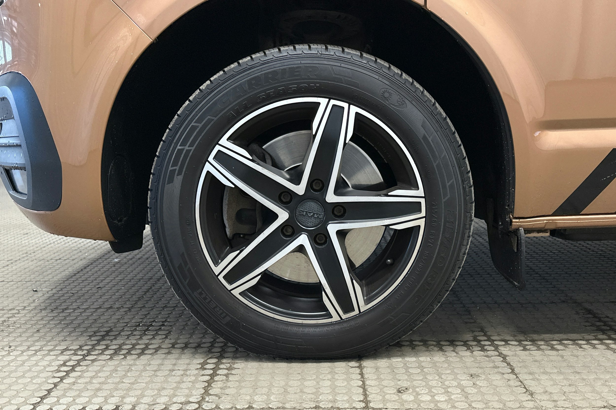 ruskea Volkswagen Transporter 2020 kuva 8.