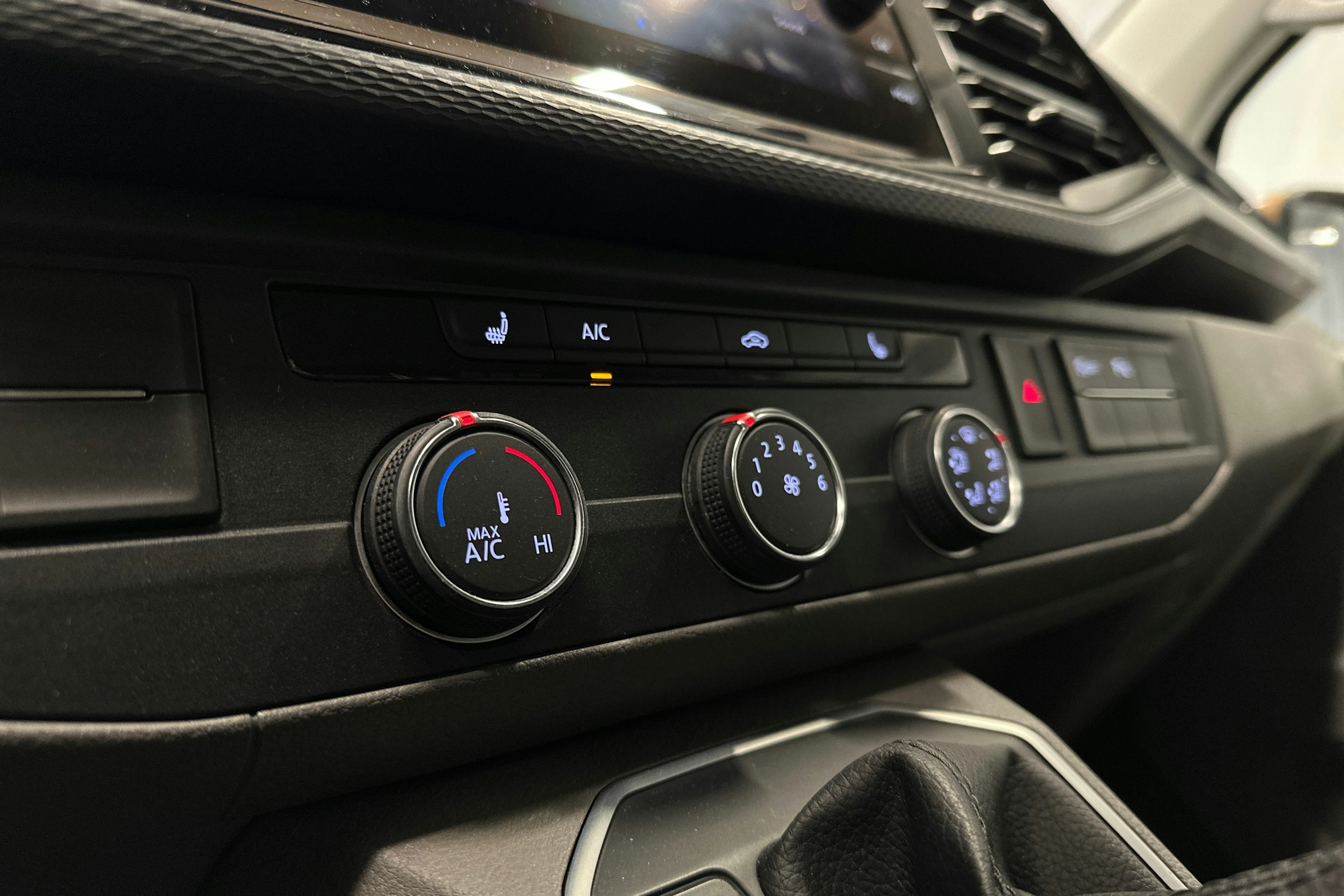 ruskea Volkswagen Transporter 2020 kuva 17.