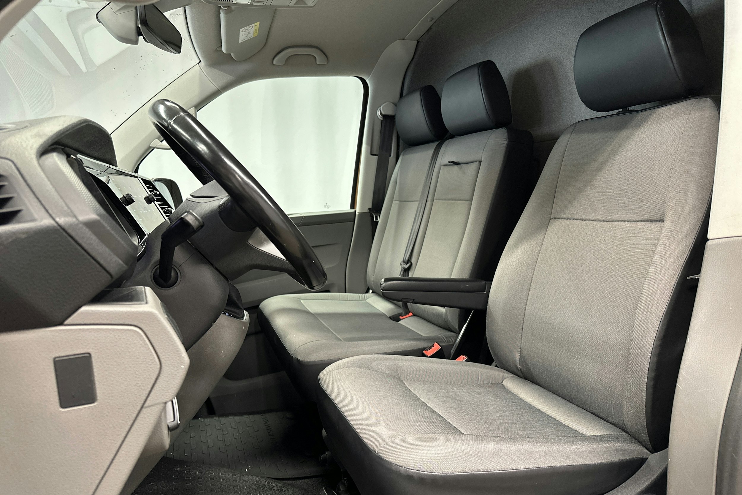 ruskea Volkswagen Transporter 2020 kuva 19.