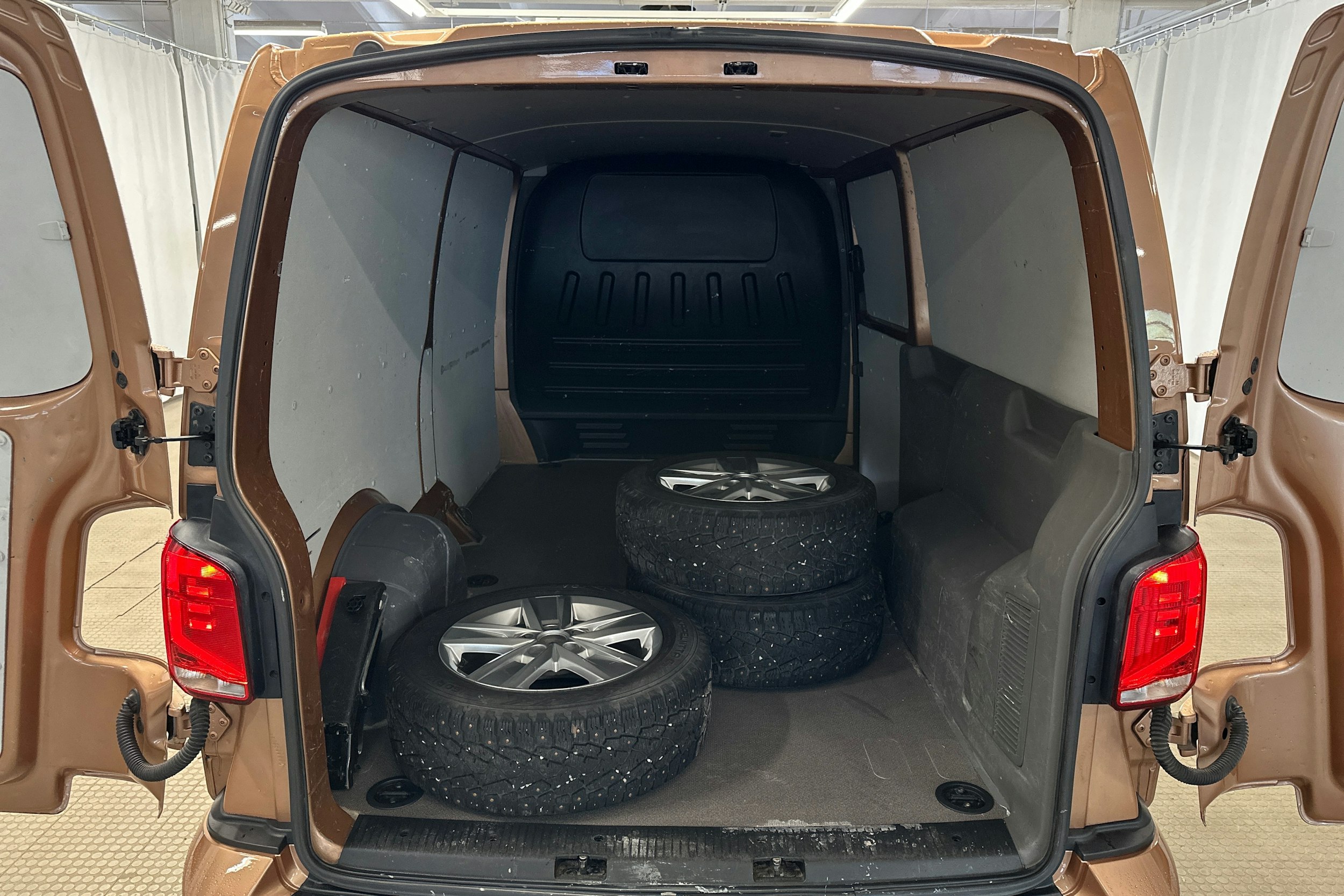 ruskea Volkswagen Transporter 2020 kuva 20.