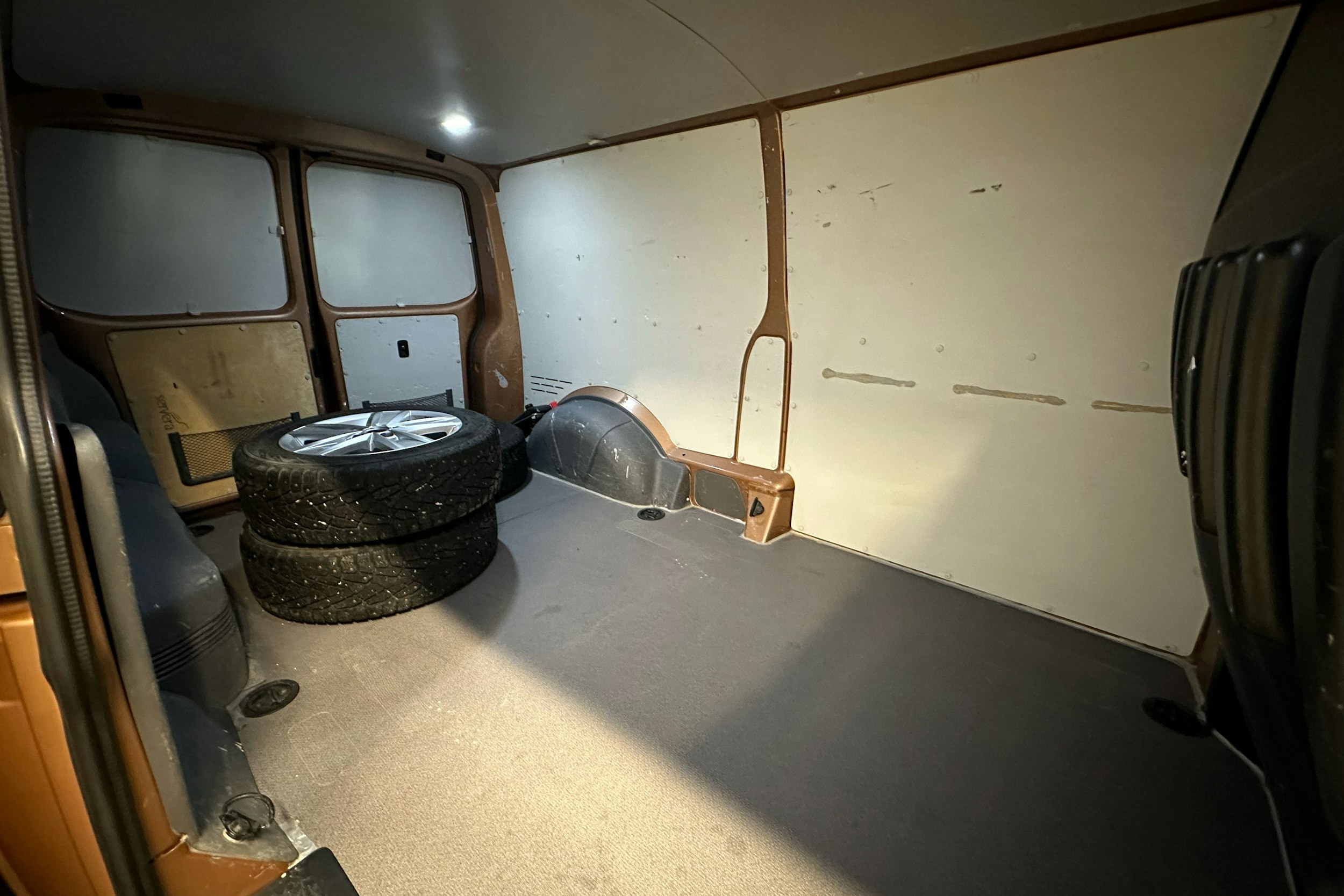 ruskea Volkswagen Transporter 2020 kuva 21.