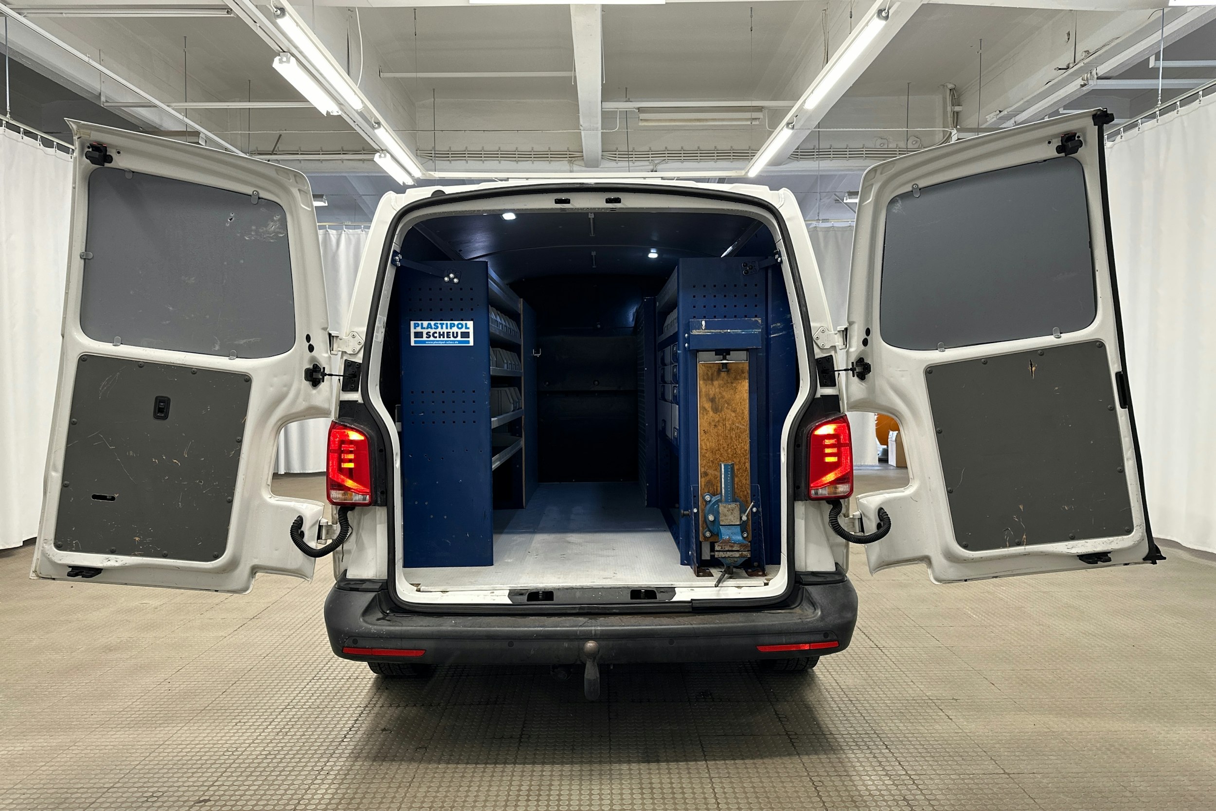 valkoinen Volkswagen Transporter 2020 kuva 9.