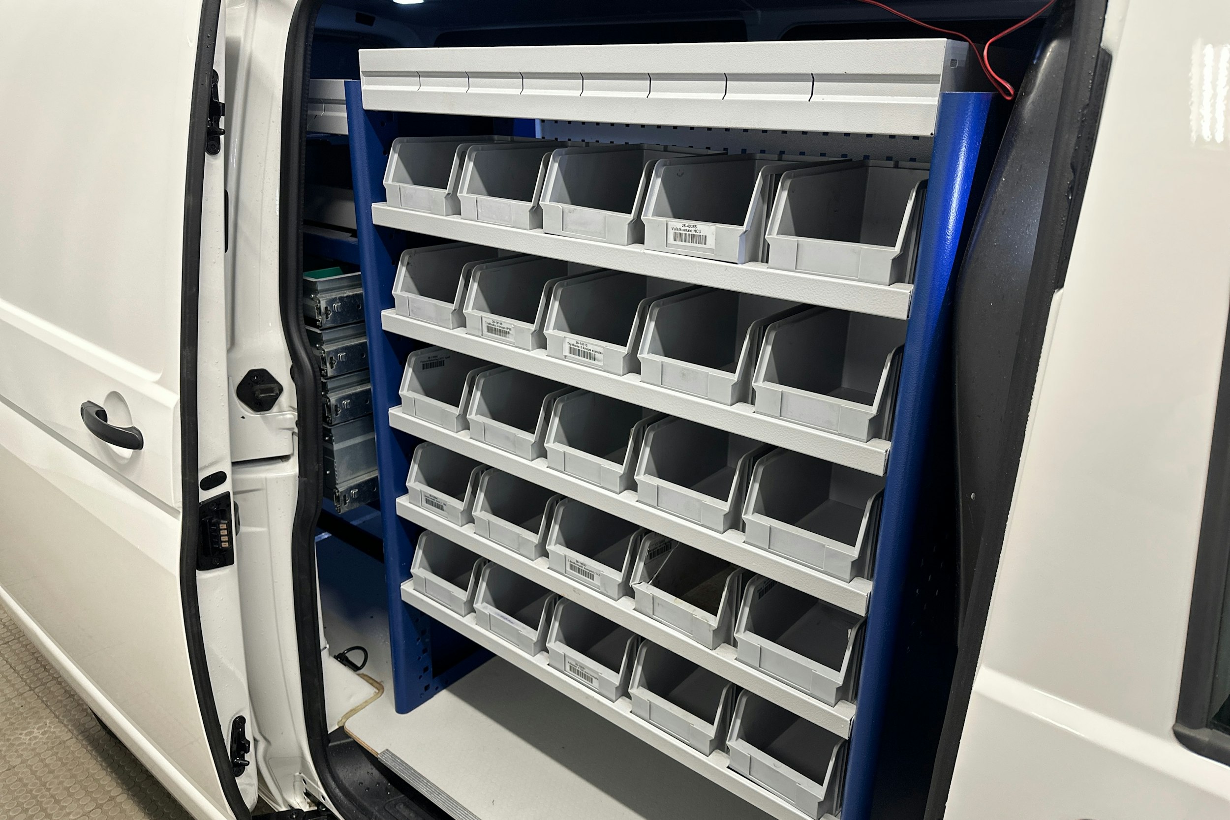 valkoinen Volkswagen Transporter 2020 kuva 10.