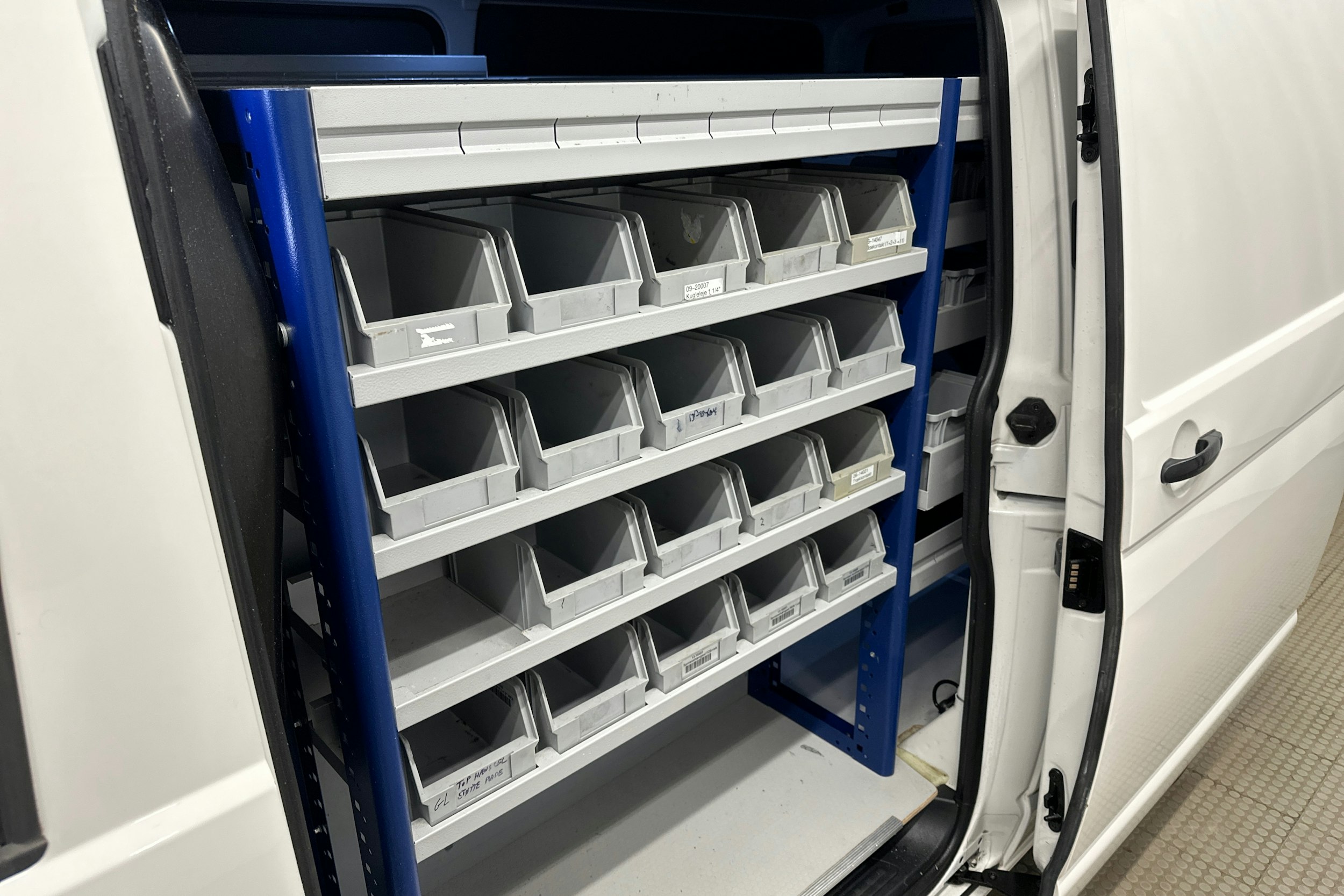 valkoinen Volkswagen Transporter 2020 kuva 11.