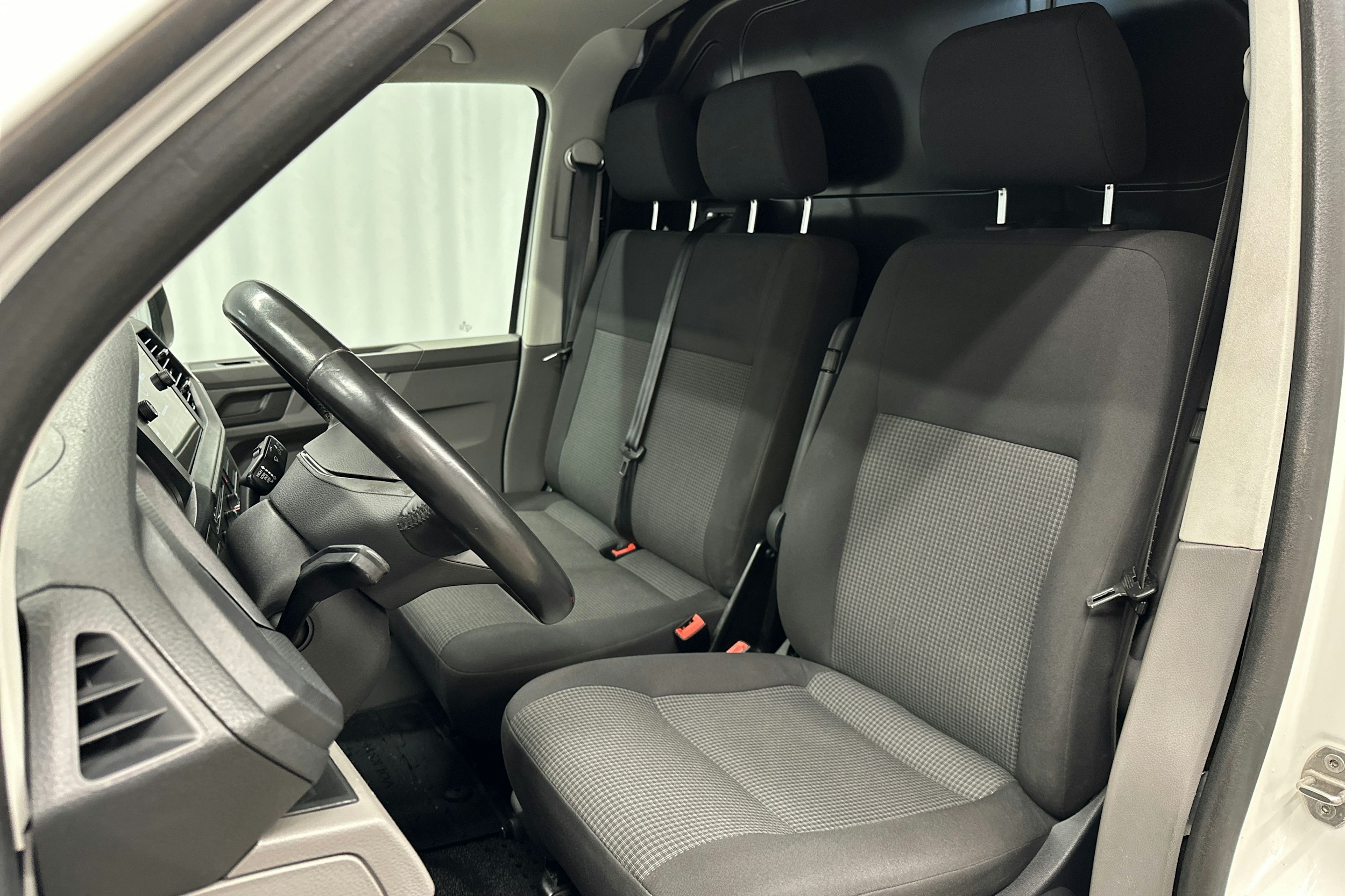valkoinen Volkswagen Transporter 2020 kuva 14.
