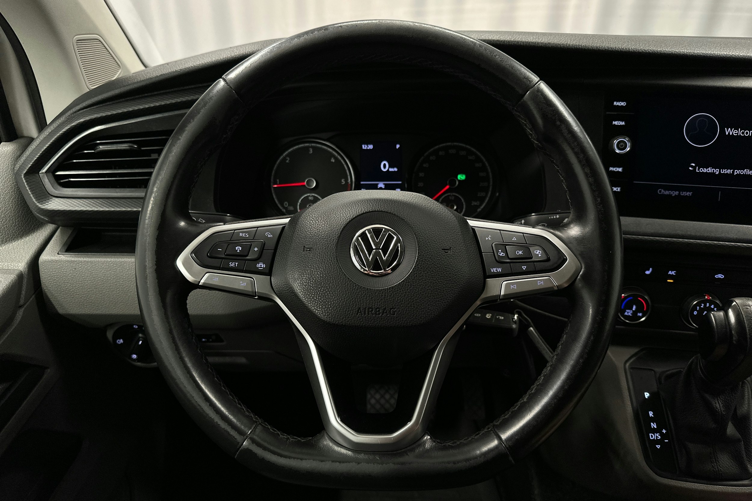 valkoinen Volkswagen Transporter 2020 kuva 15.