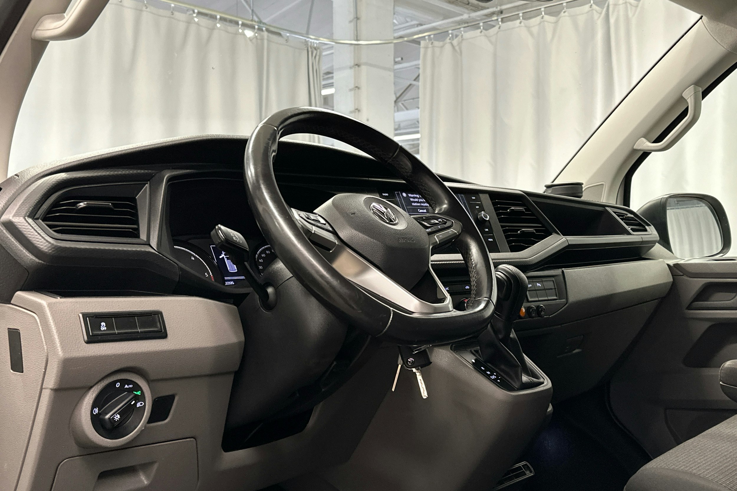 valkoinen Volkswagen Transporter 2020 kuva 6.