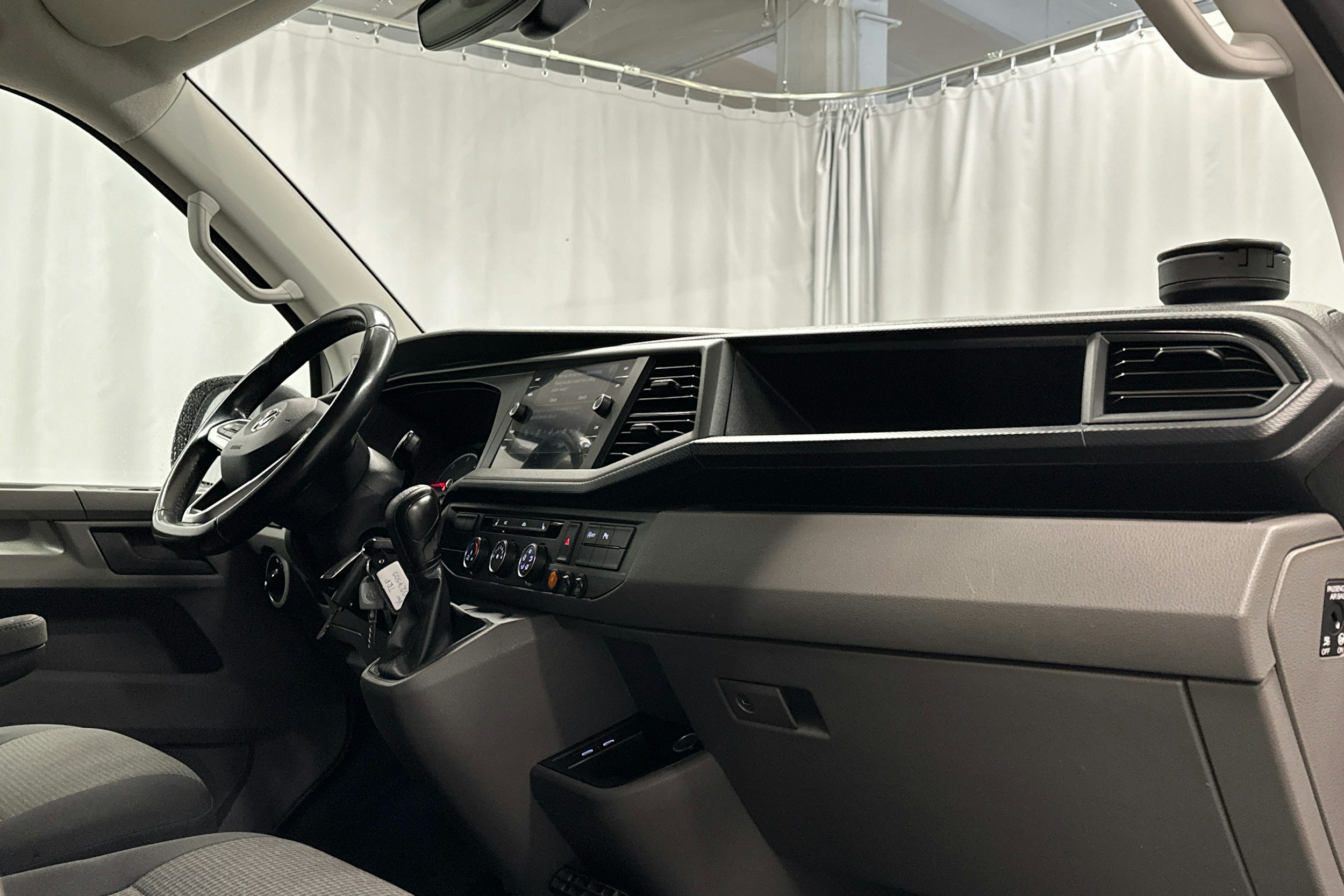 valkoinen Volkswagen Transporter 2020 kuva 8.