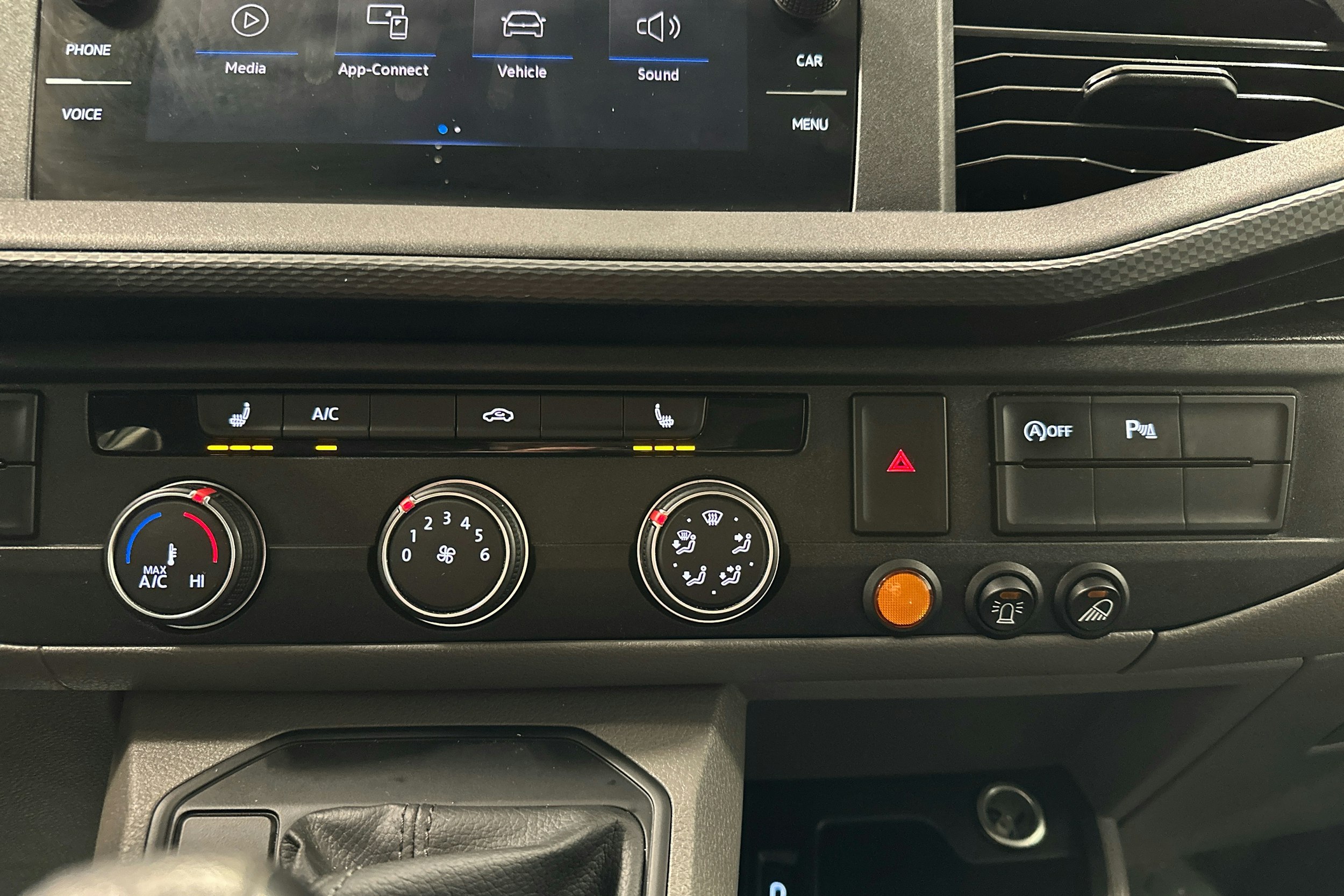 valkoinen Volkswagen Transporter 2020 kuva 15.