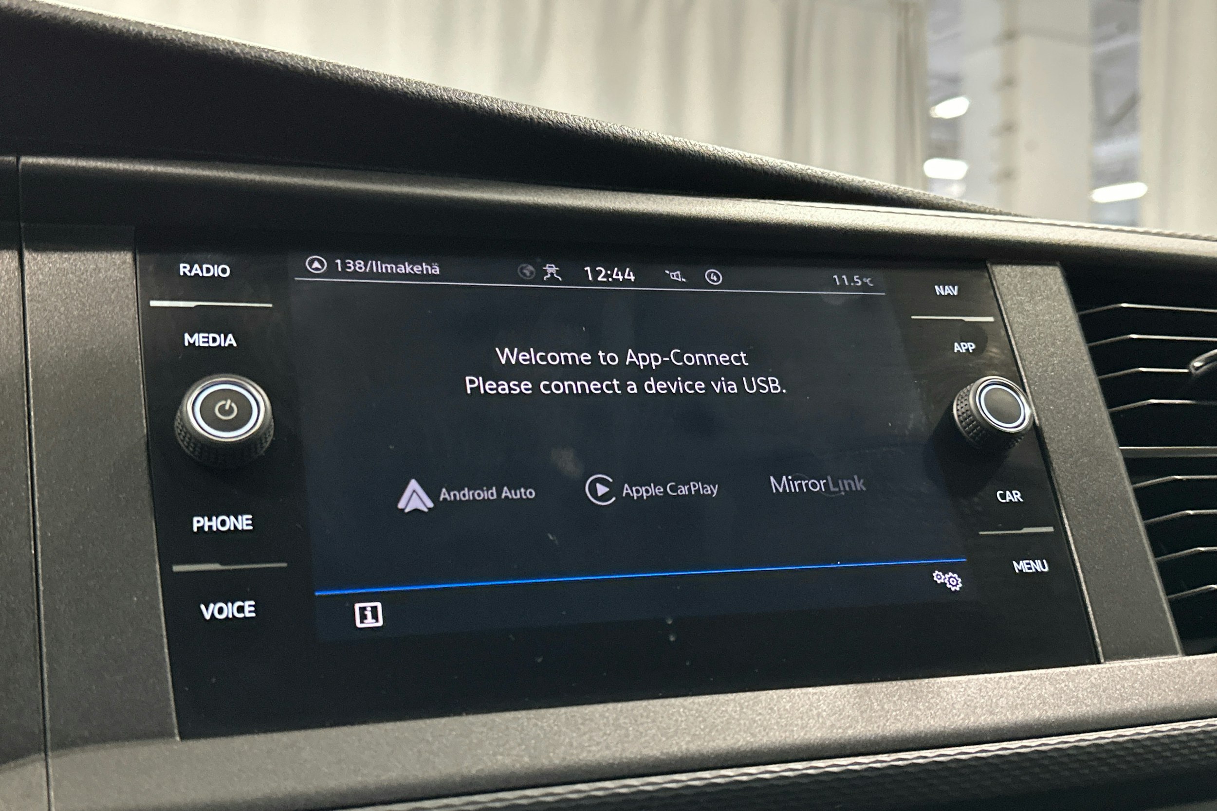 valkoinen Volkswagen Transporter 2020 kuva 17.