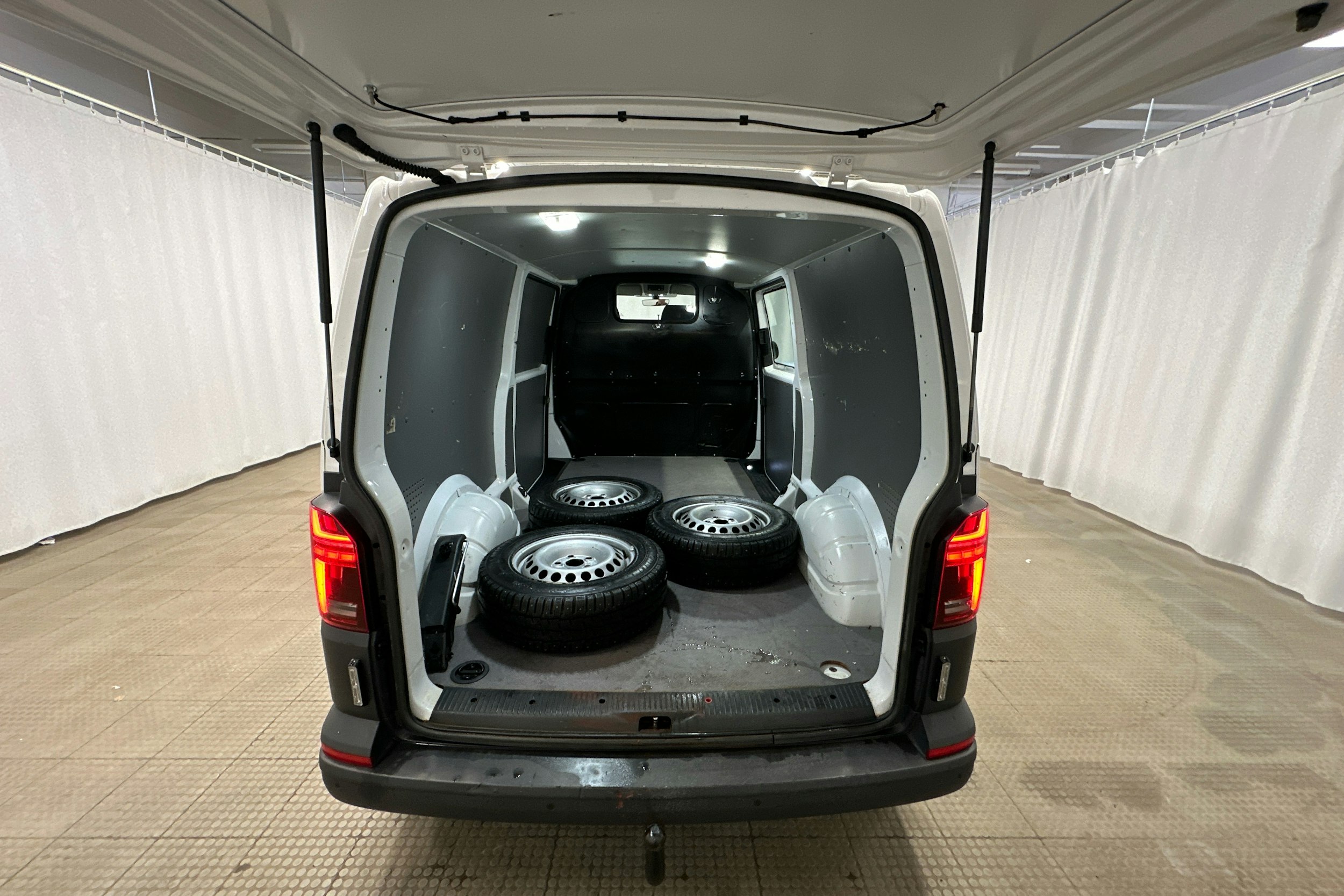 valkoinen Volkswagen Transporter 2020 kuva 22.