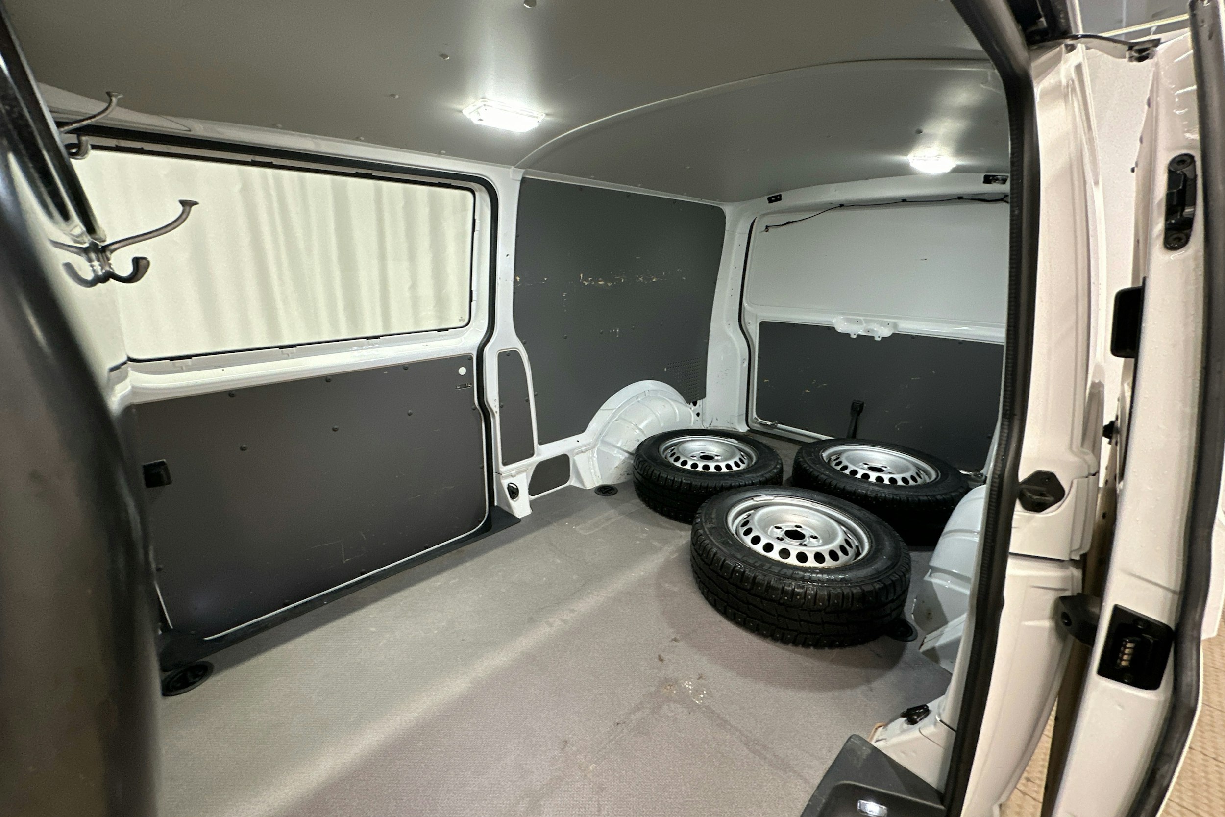 valkoinen Volkswagen Transporter 2020 kuva 24.