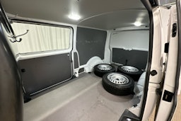 valkoinen Volkswagen Transporter 2020 kuva 24.