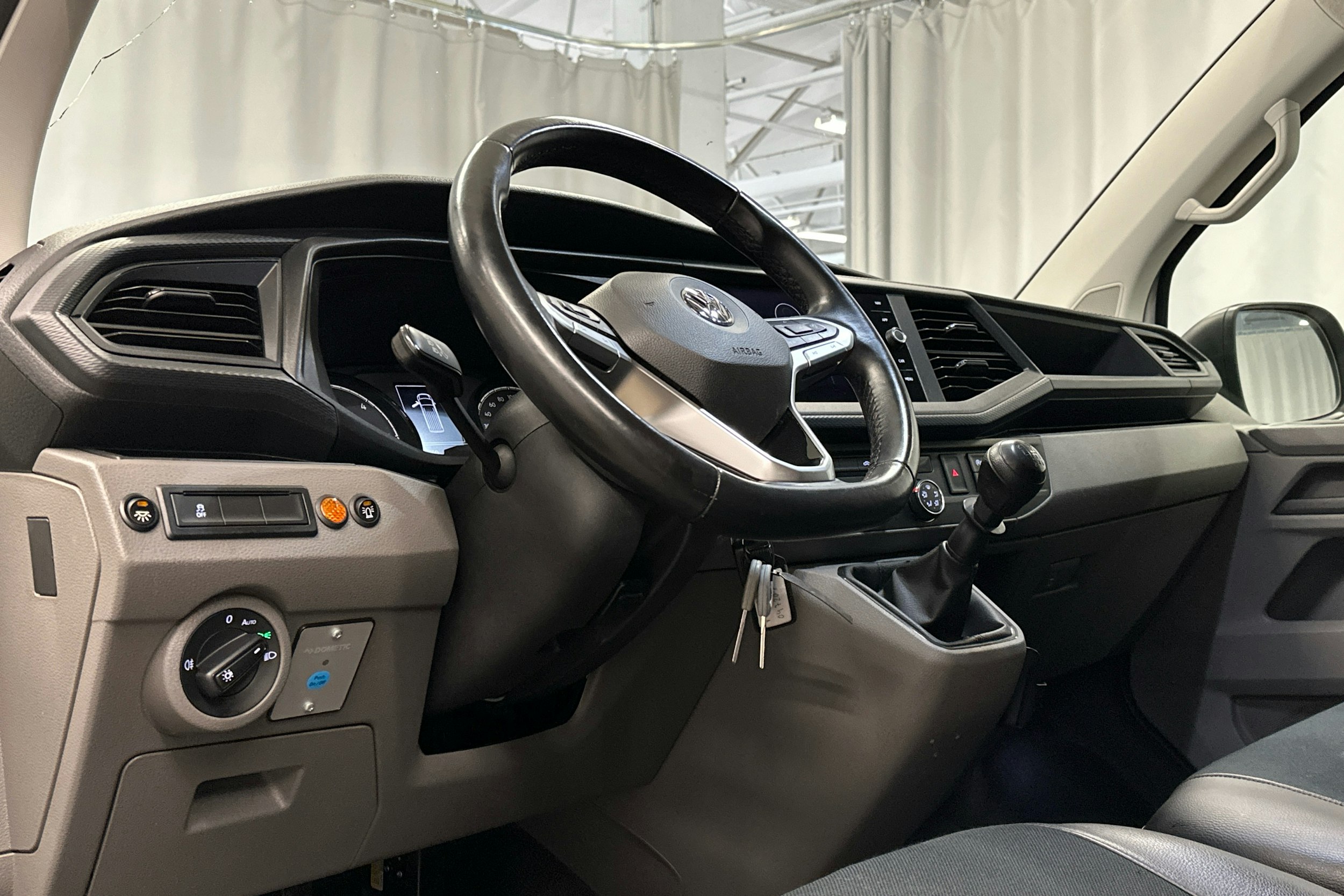 valkoinen Volkswagen Transporter 2020 kuva 6.