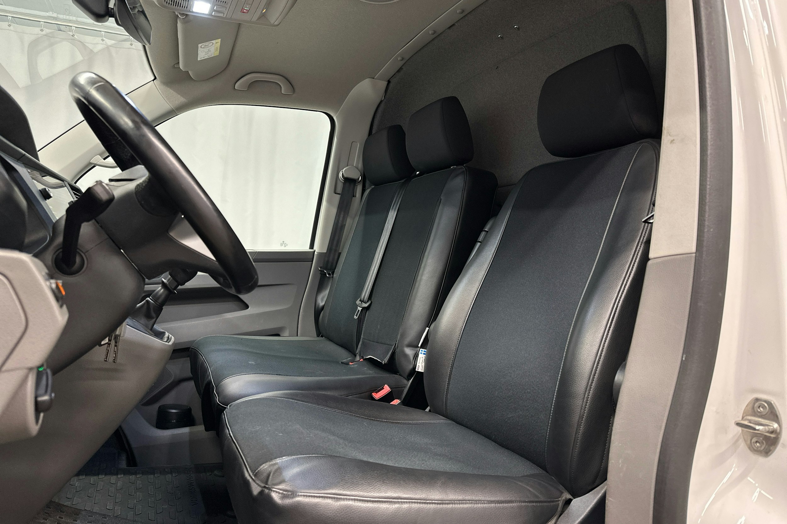 valkoinen Volkswagen Transporter 2020 kuva 7.