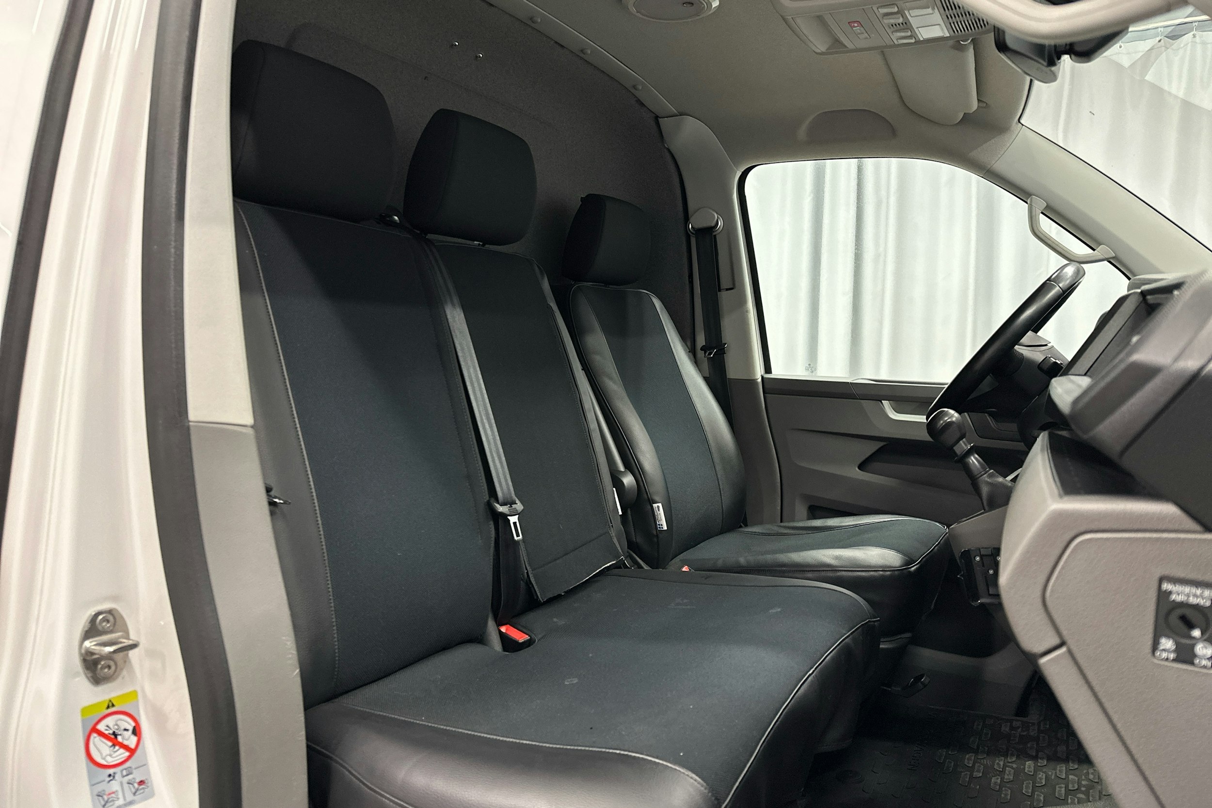 valkoinen Volkswagen Transporter 2020 kuva 8.