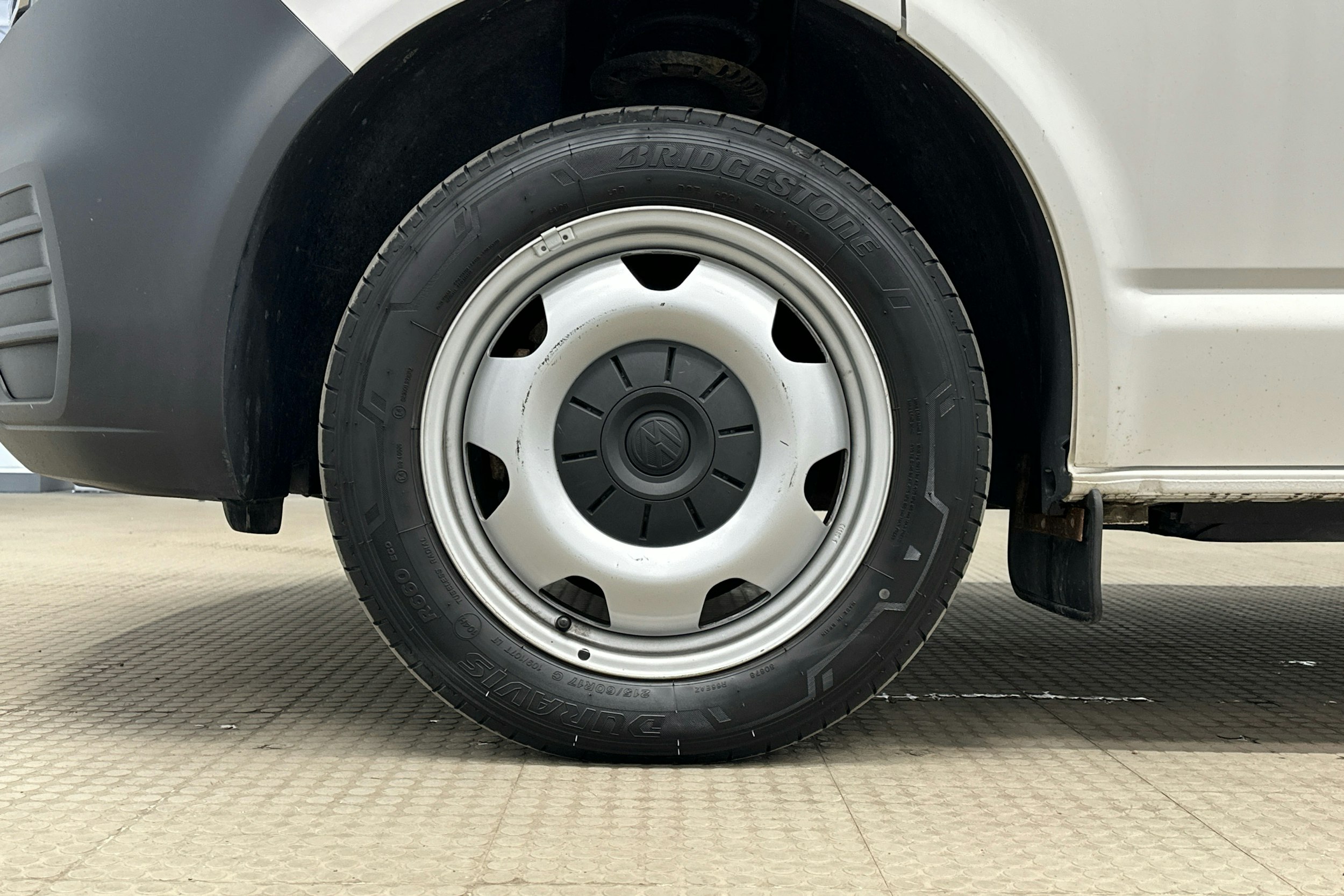valkoinen Volkswagen Transporter 2020 kuva 9.