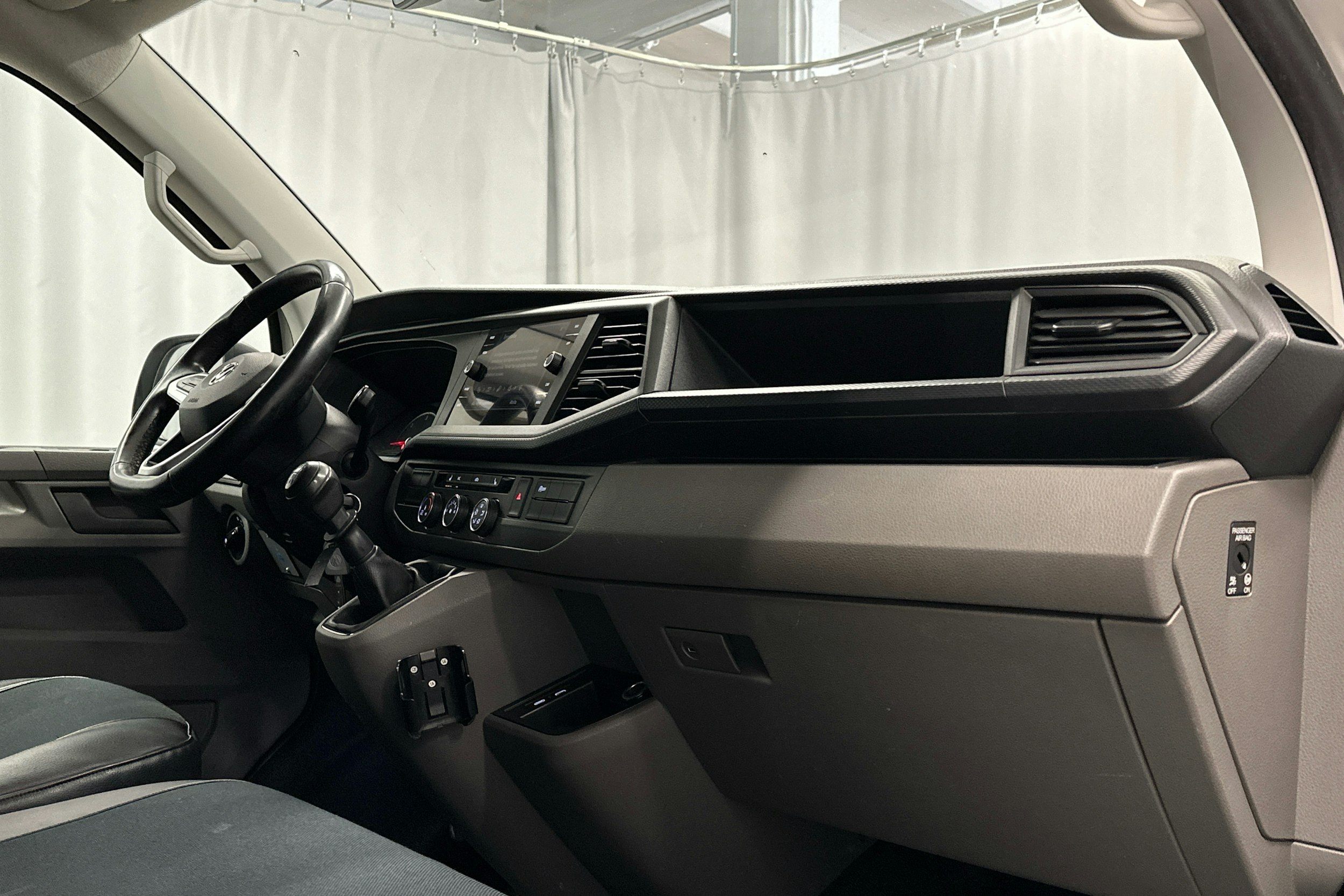 valkoinen Volkswagen Transporter 2020 kuva 11.