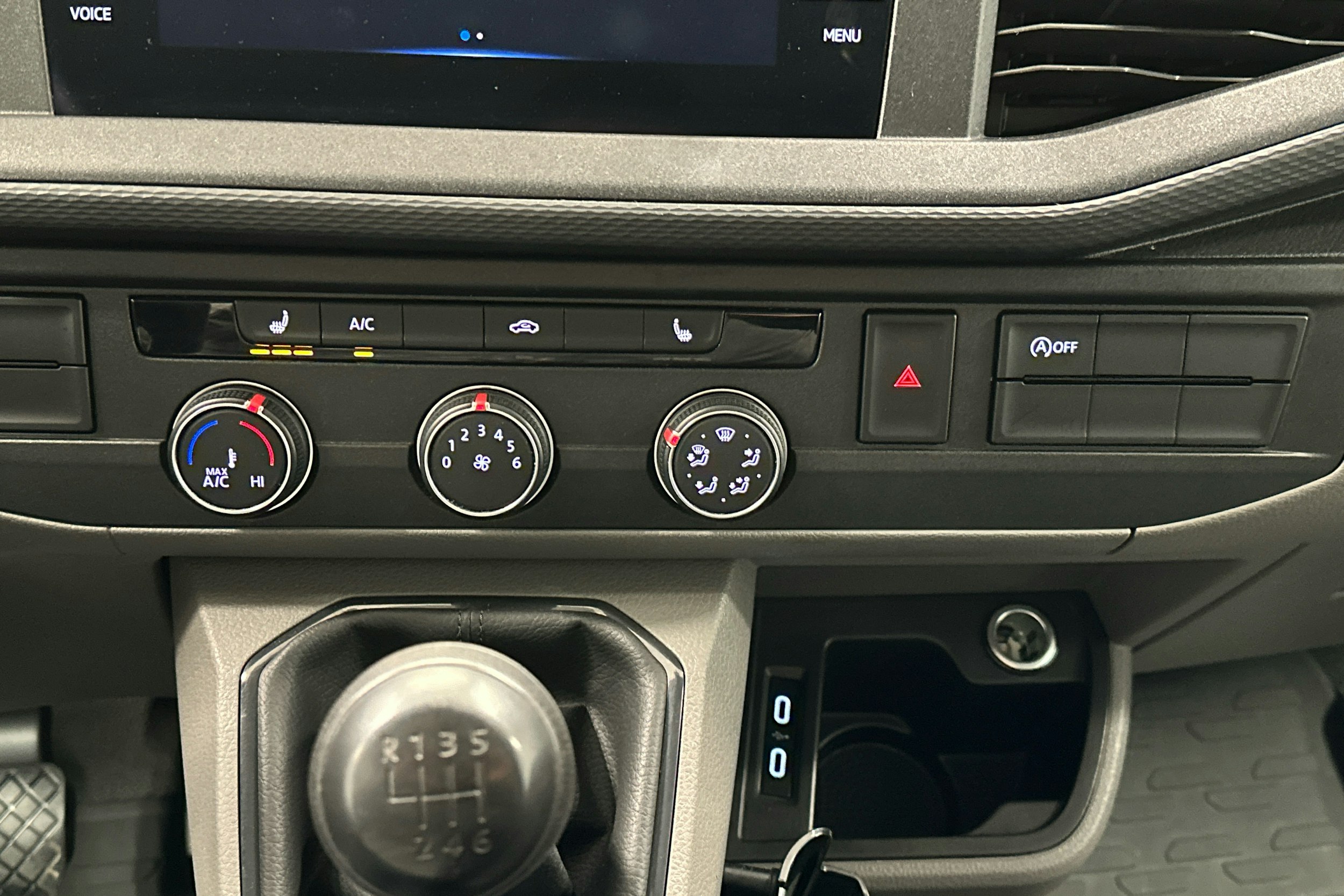 valkoinen Volkswagen Transporter 2020 kuva 16.