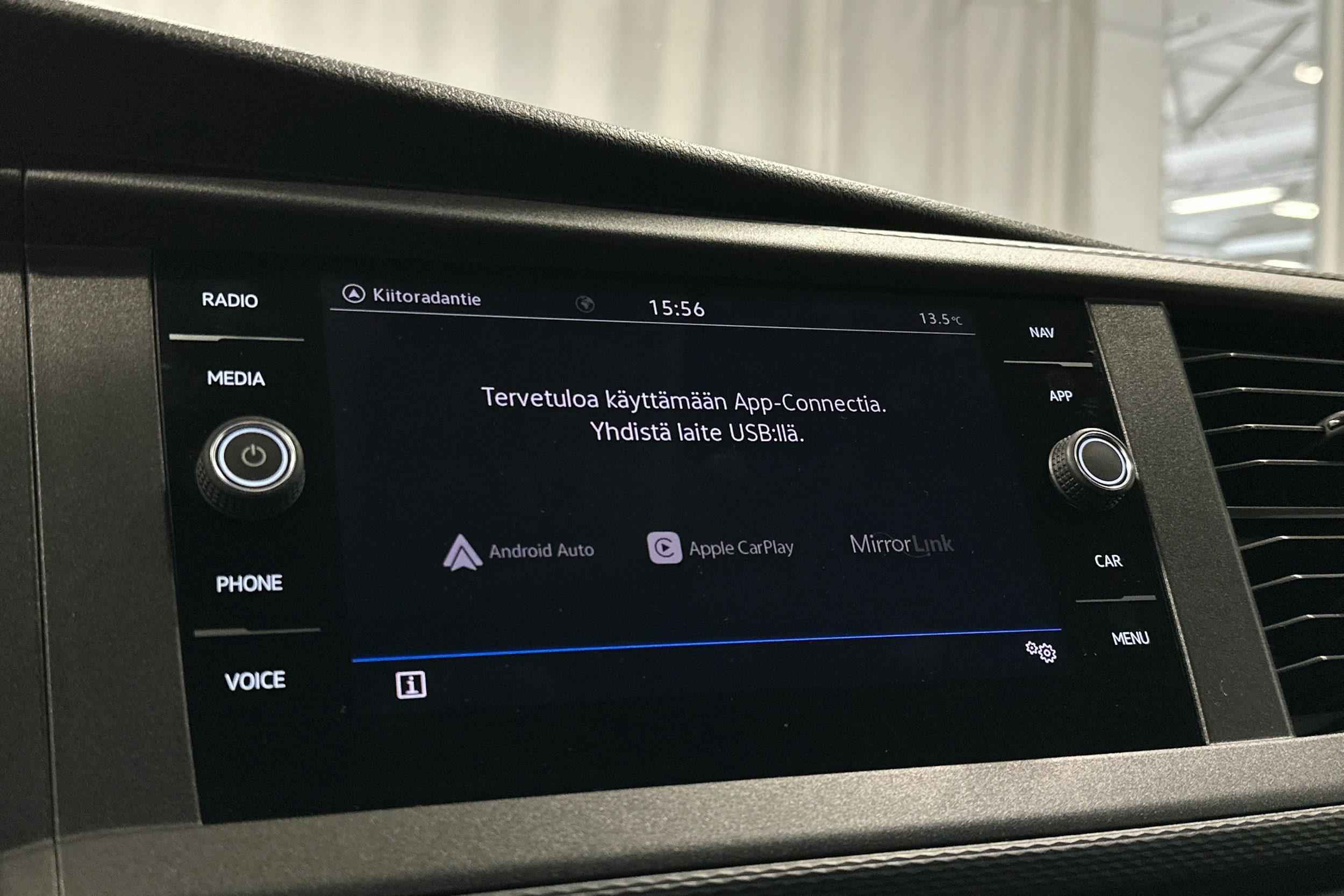 valkoinen Volkswagen Transporter 2020 kuva 18.