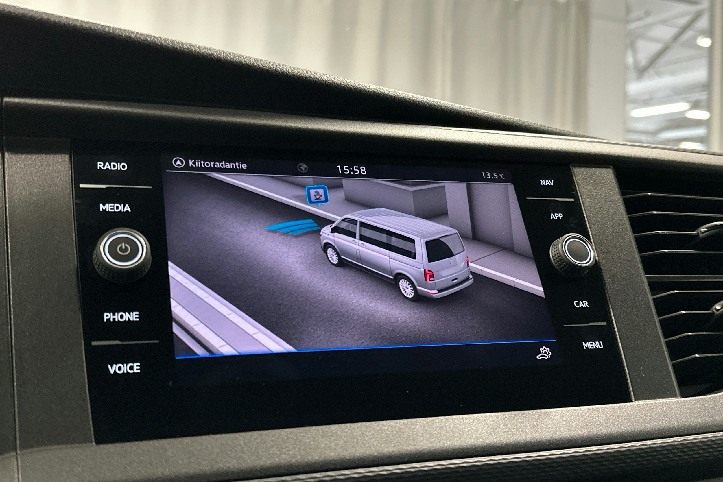 valkoinen Volkswagen Transporter 2020 kuva 20.