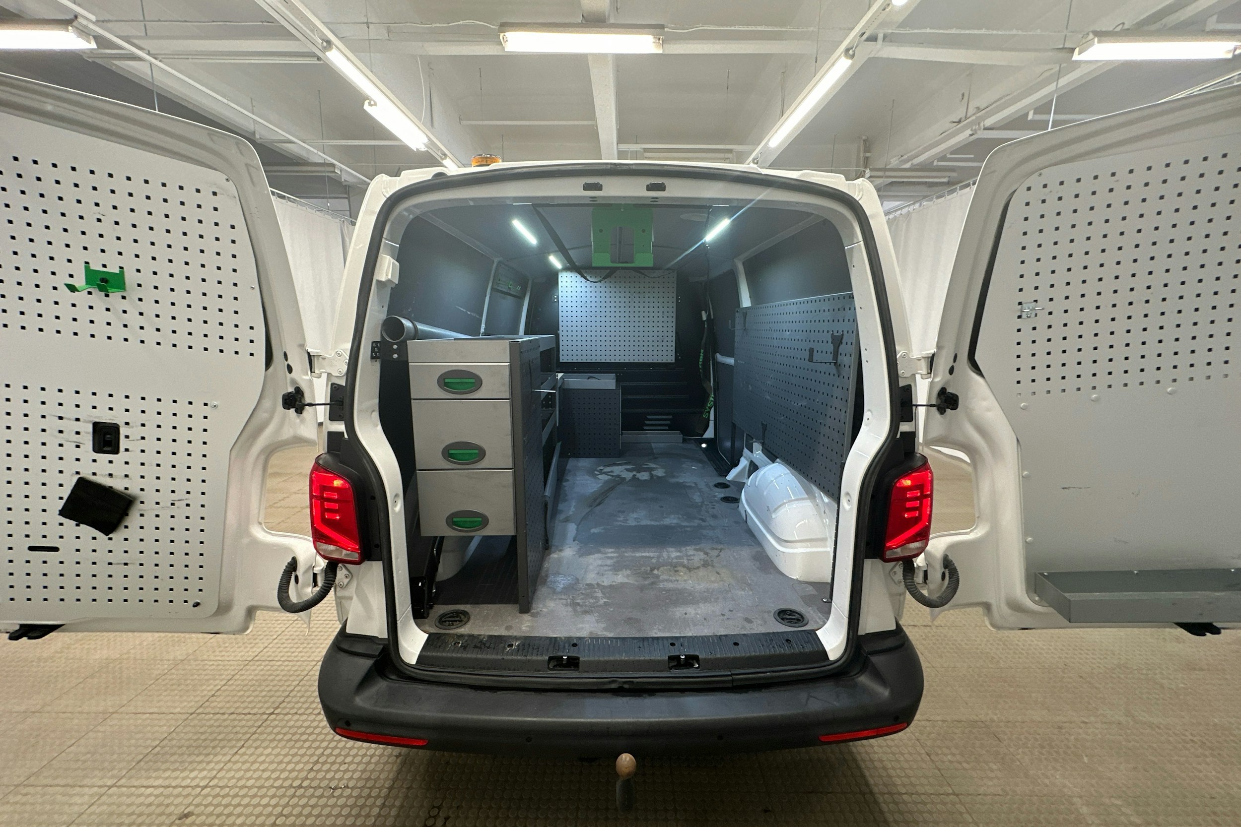 valkoinen Volkswagen Transporter 2020 kuva 23.