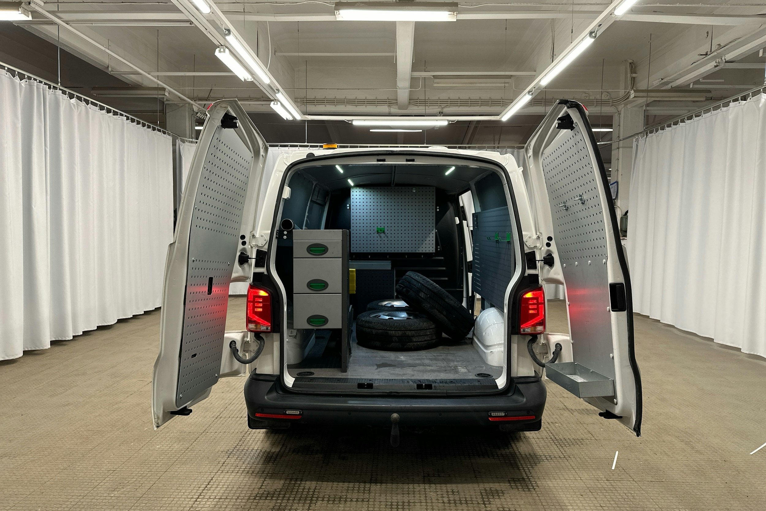 valkoinen Volkswagen Transporter 2020 kuva 28.