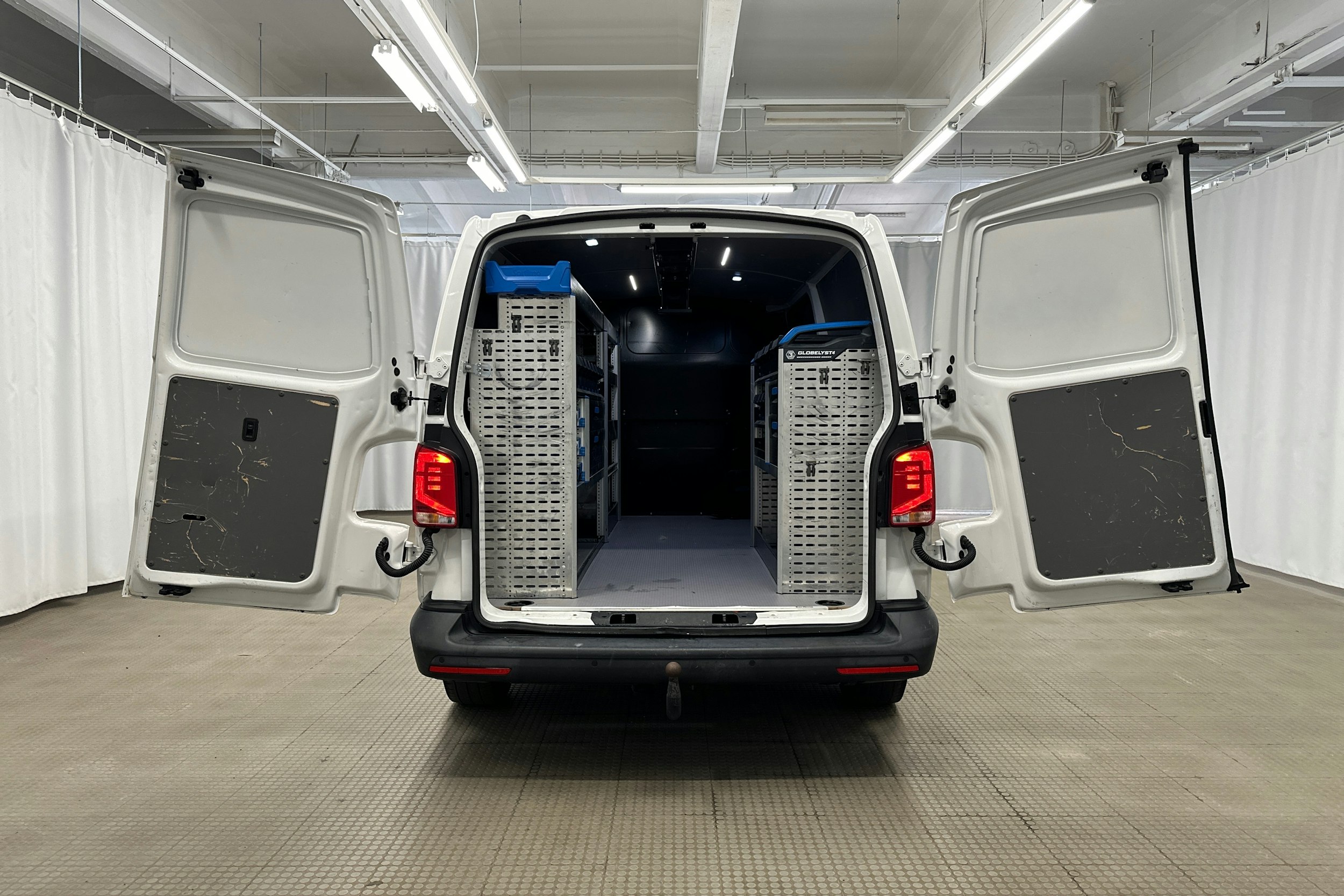 valkoinen Volkswagen Transporter 2020 kuva 9.