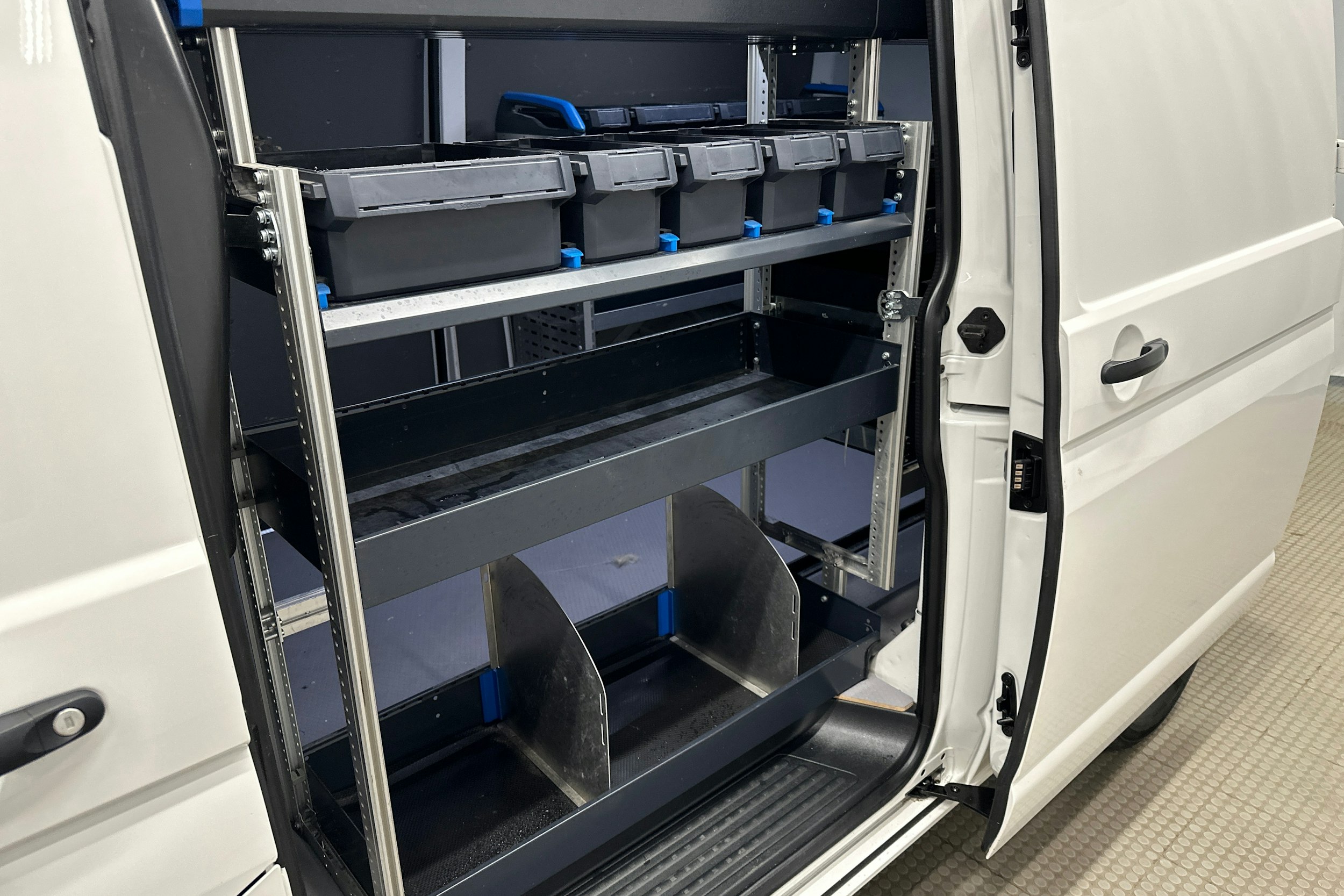 valkoinen Volkswagen Transporter 2020 kuva 11.