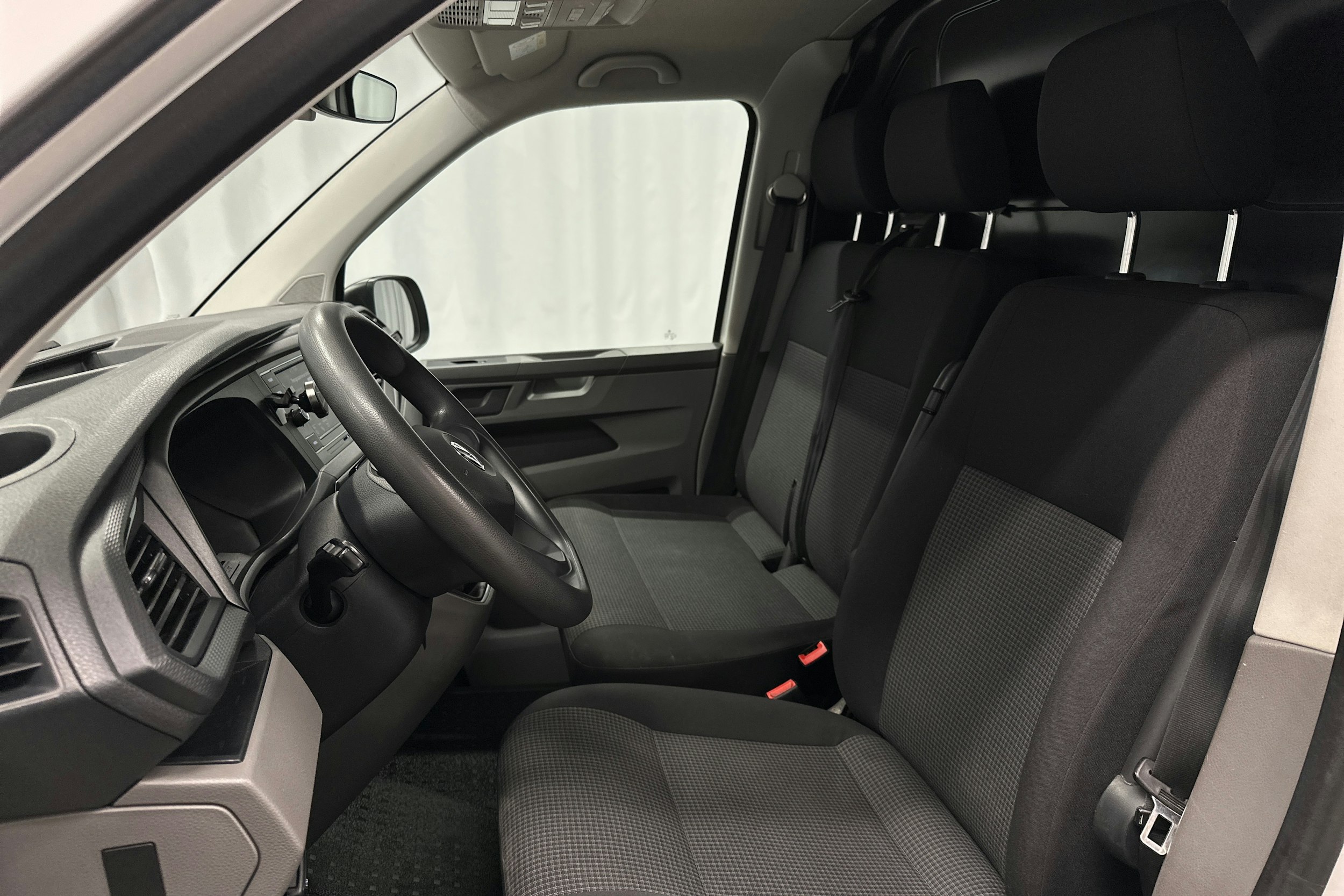 valkoinen Volkswagen Transporter 2020 kuva 14.