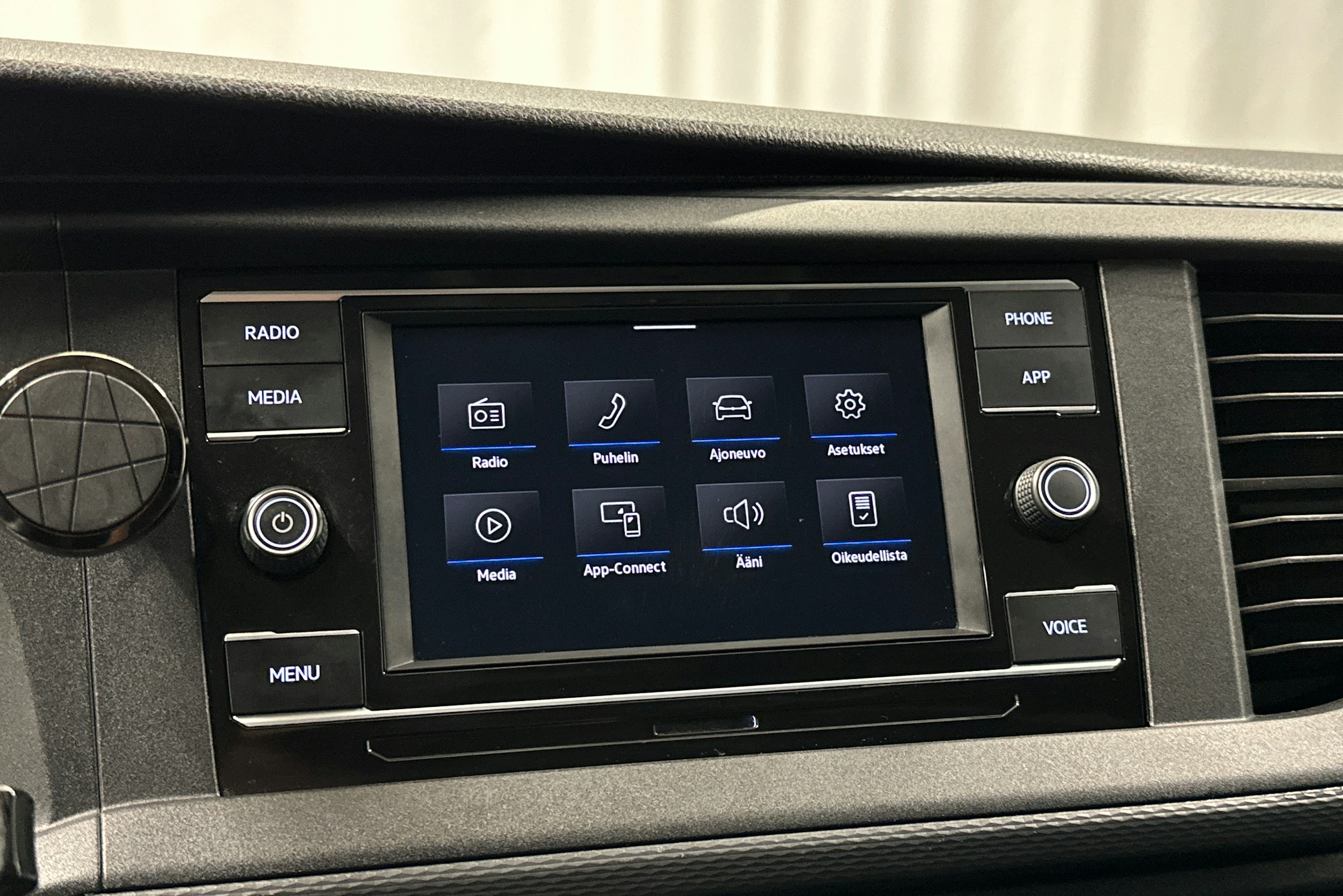 valkoinen Volkswagen Transporter 2020 kuva 17.