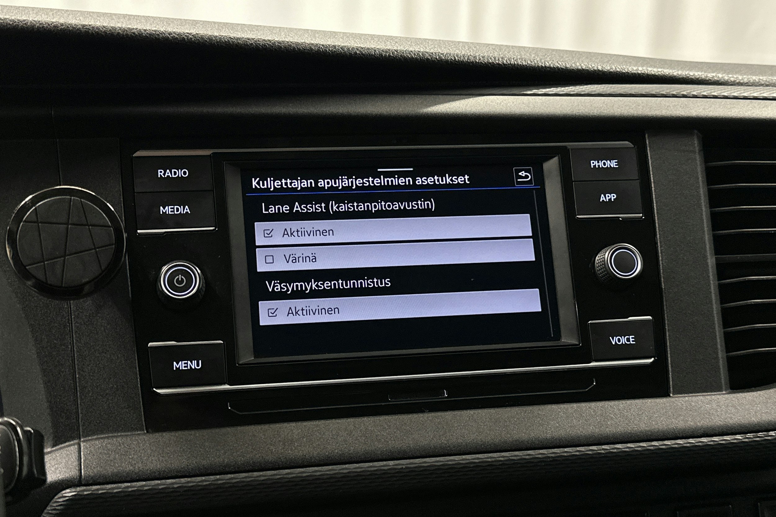 valkoinen Volkswagen Transporter 2020 kuva 18.