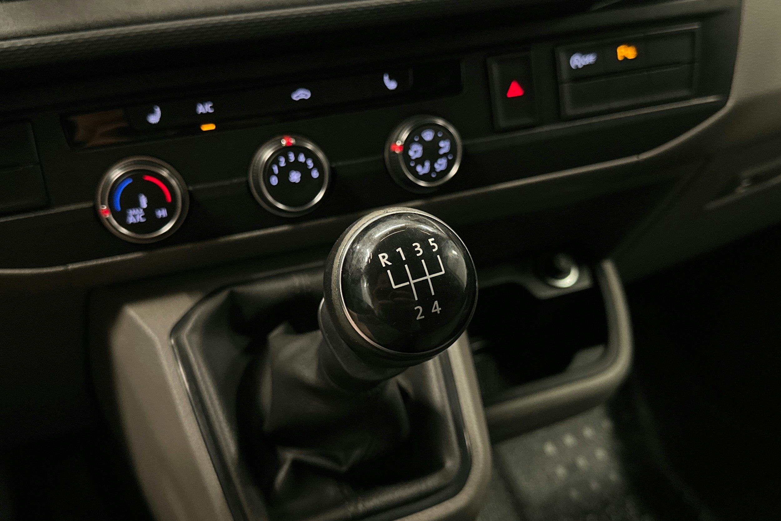 valkoinen Volkswagen Transporter 2020 kuva 22.