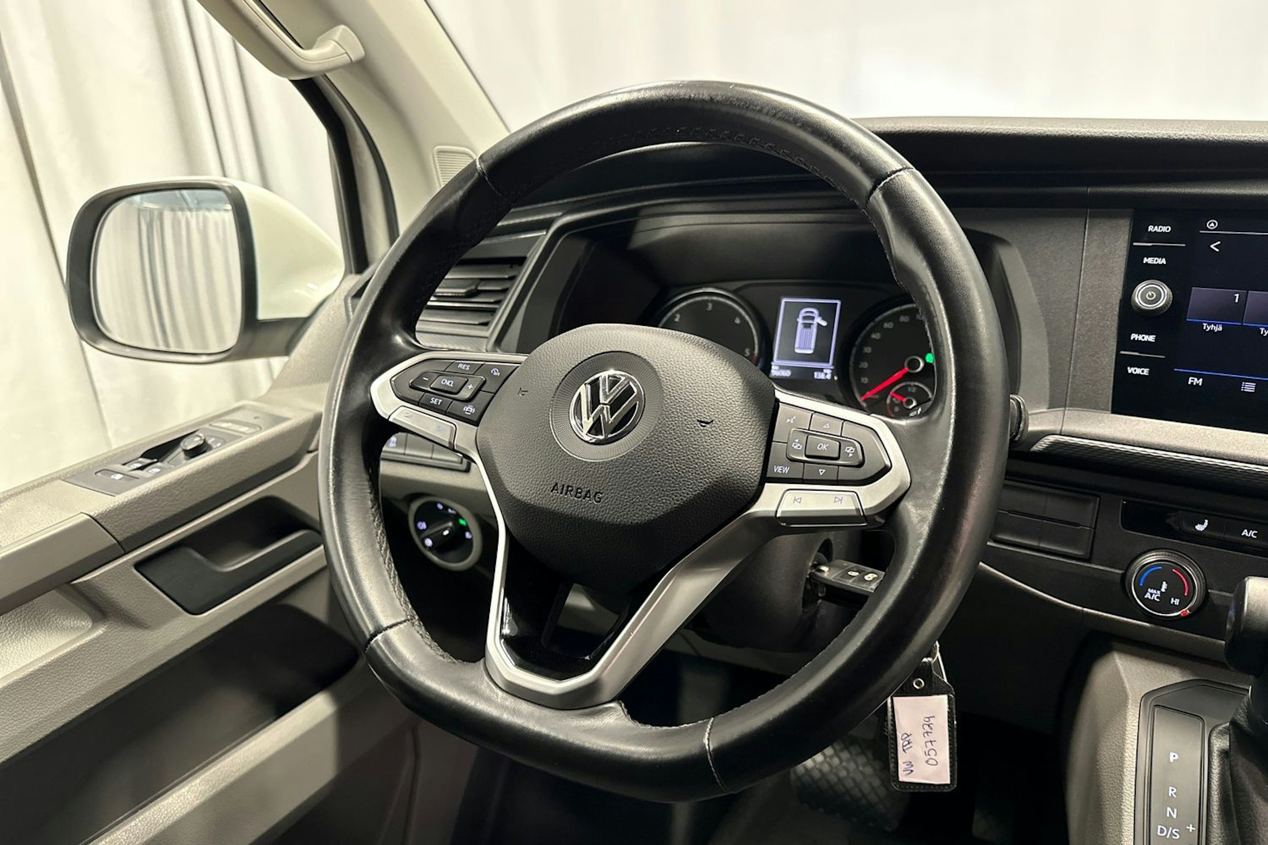 valkoinen Volkswagen Transporter 2020 kuva 14.