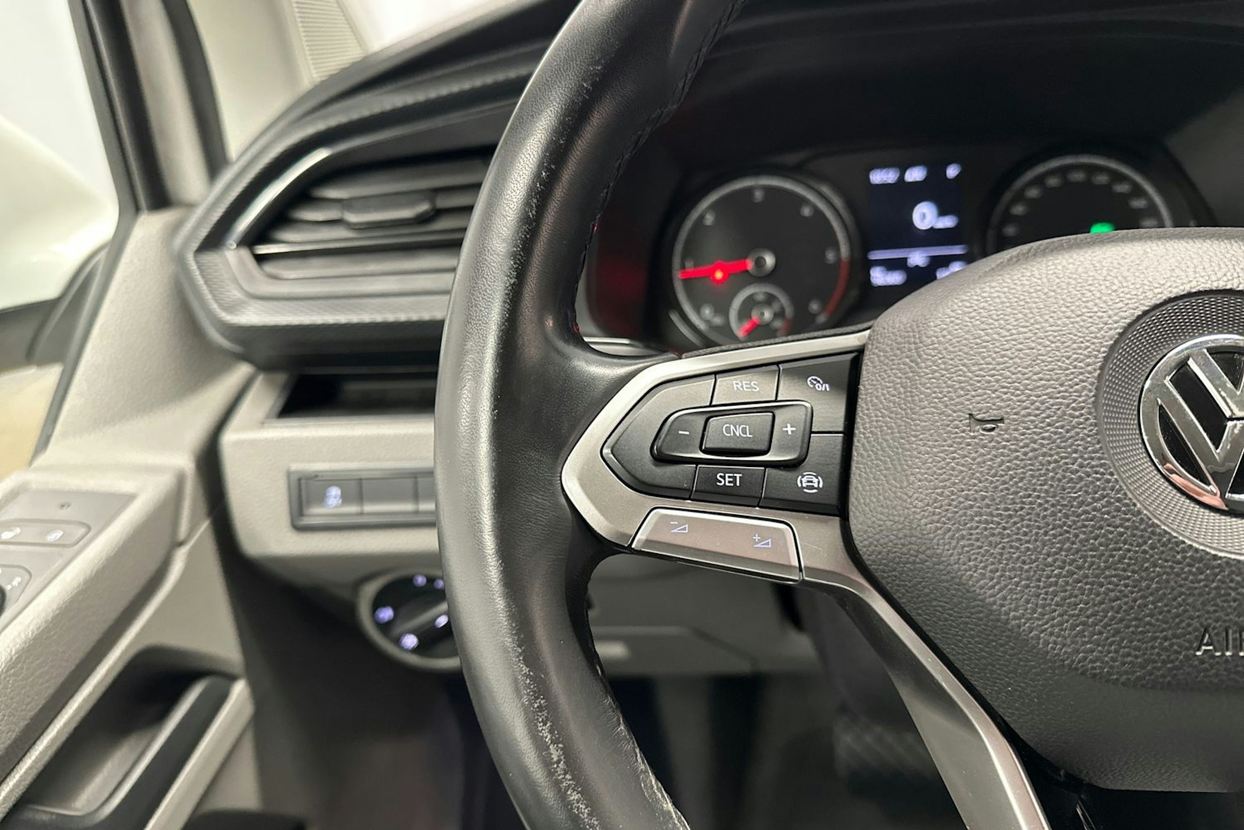 valkoinen Volkswagen Transporter 2020 kuva 15.