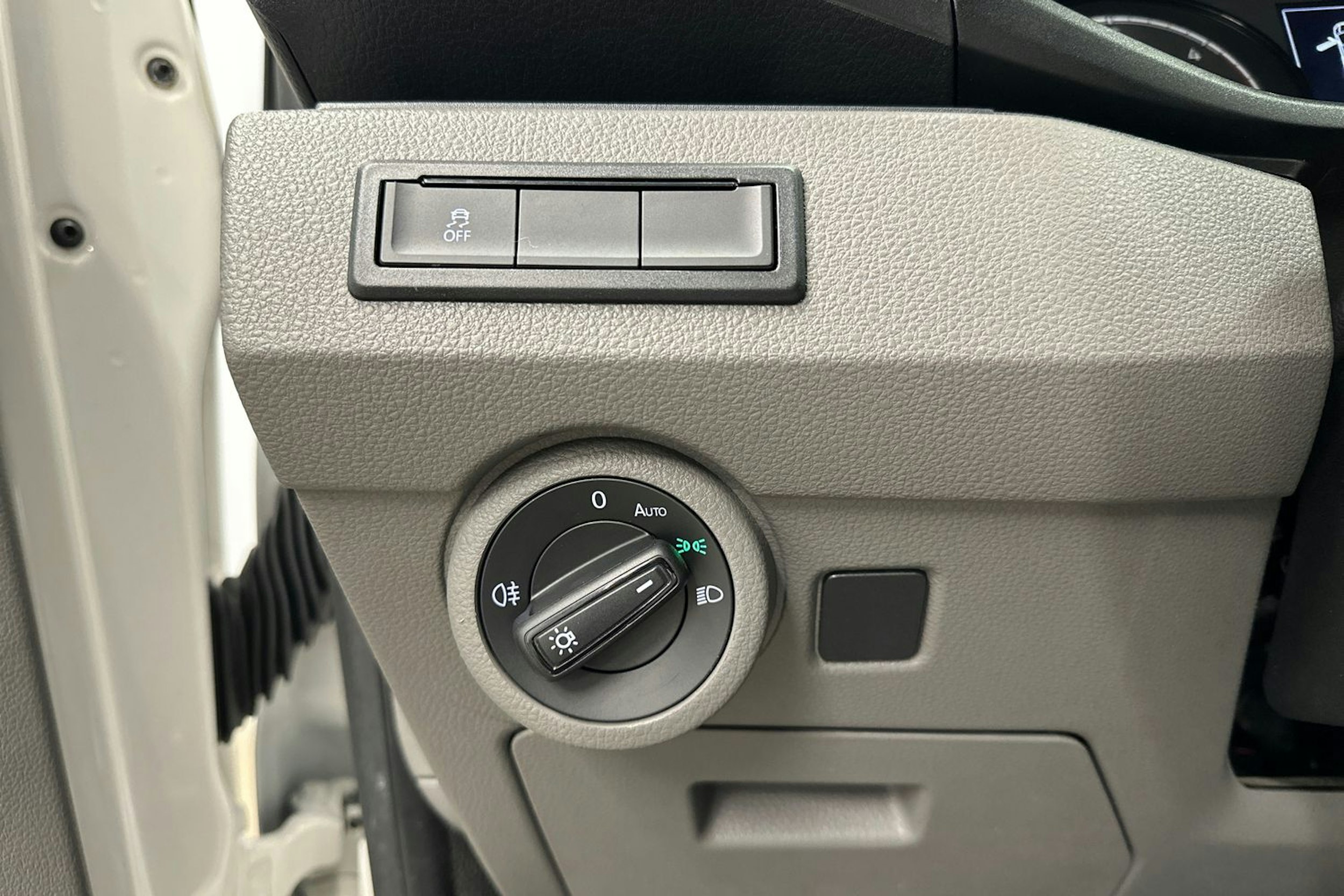 valkoinen Volkswagen Transporter 2020 kuva 18.
