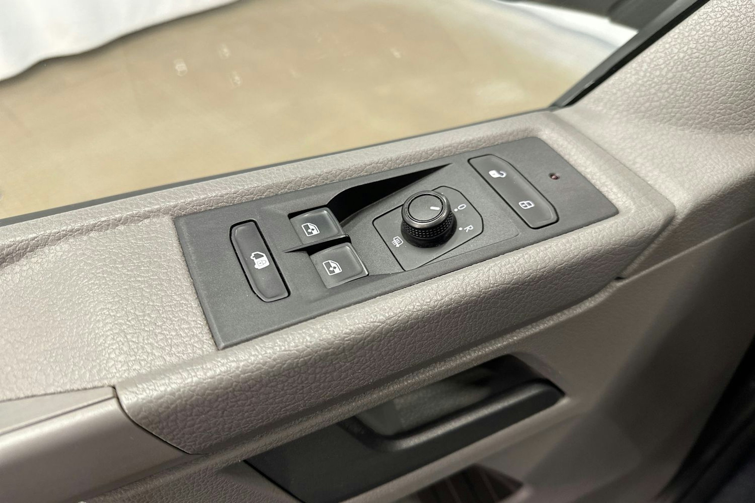 valkoinen Volkswagen Transporter 2020 kuva 19.