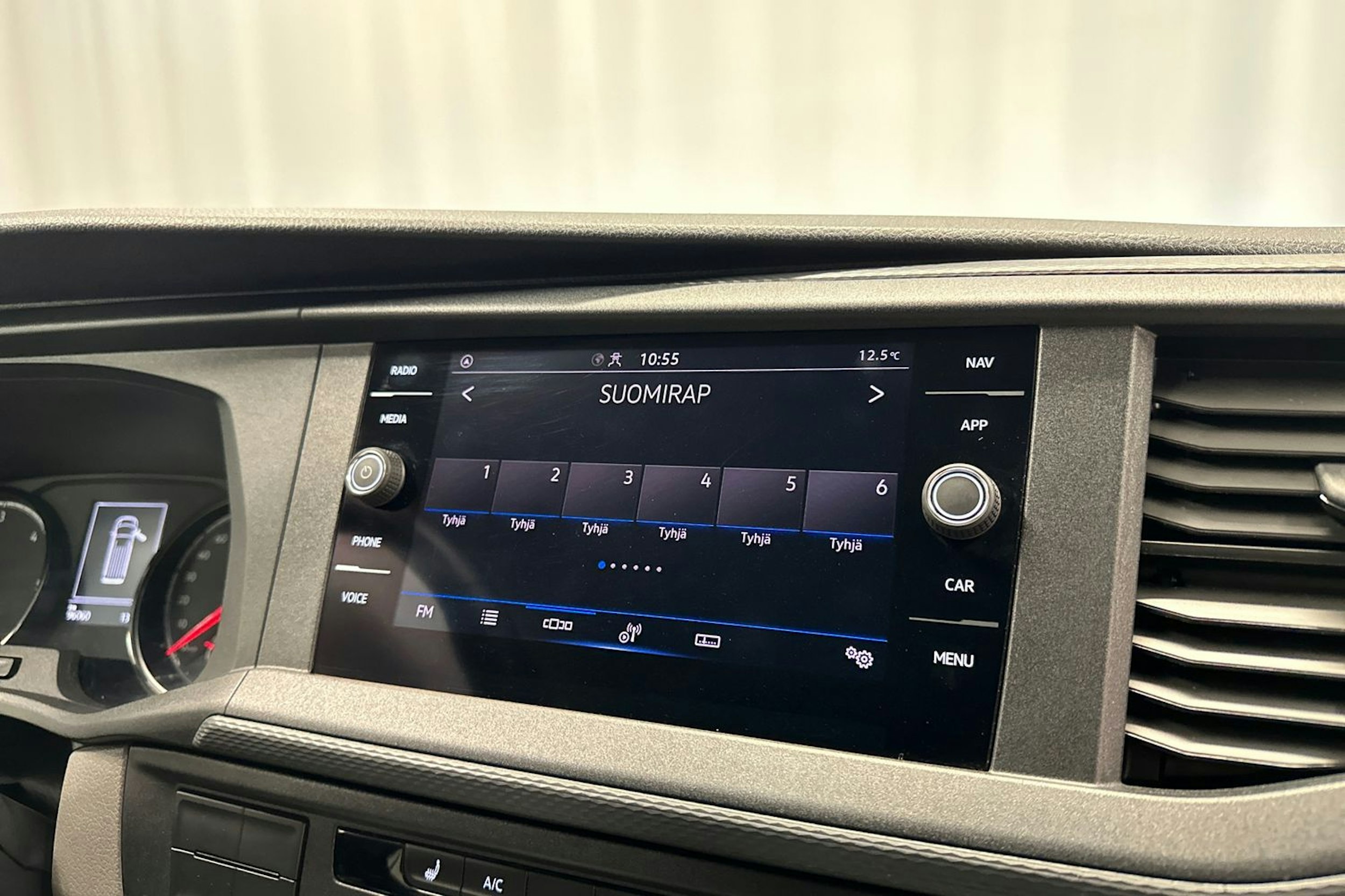 valkoinen Volkswagen Transporter 2020 kuva 20.