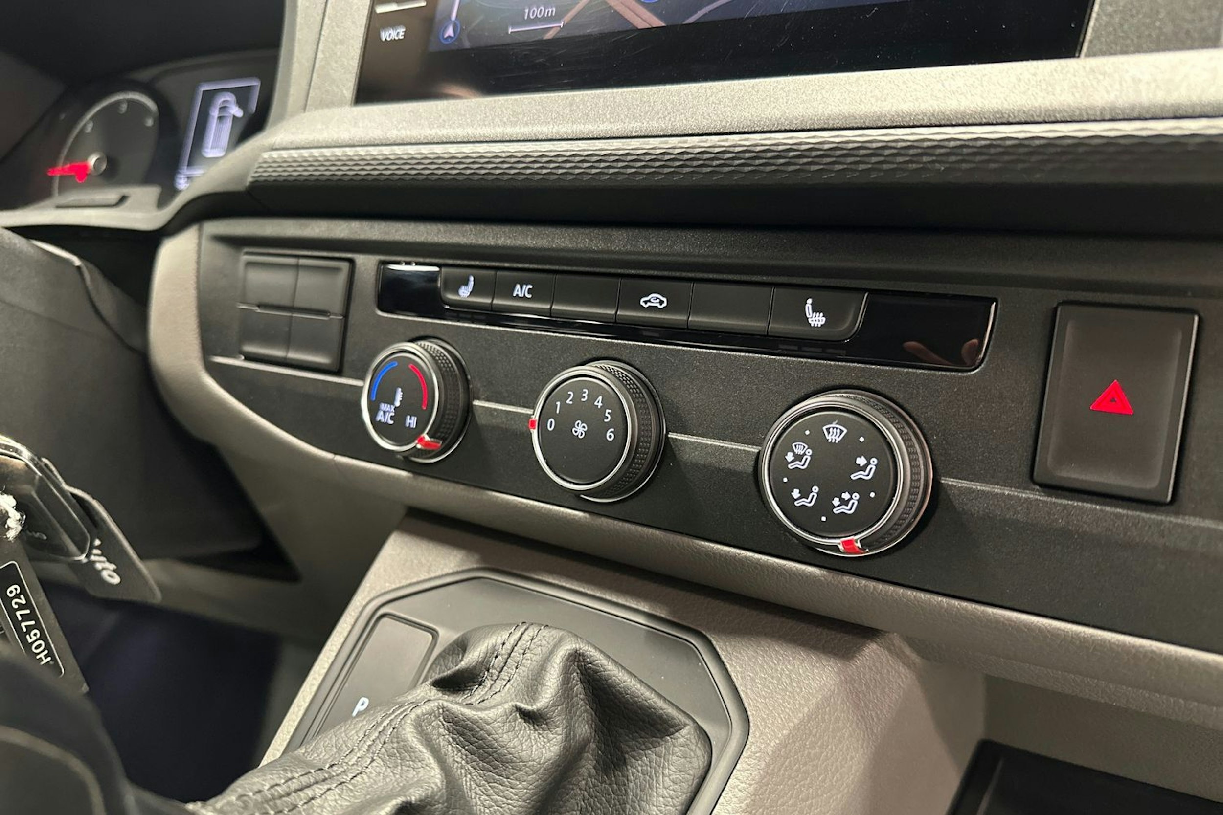 valkoinen Volkswagen Transporter 2020 kuva 24.