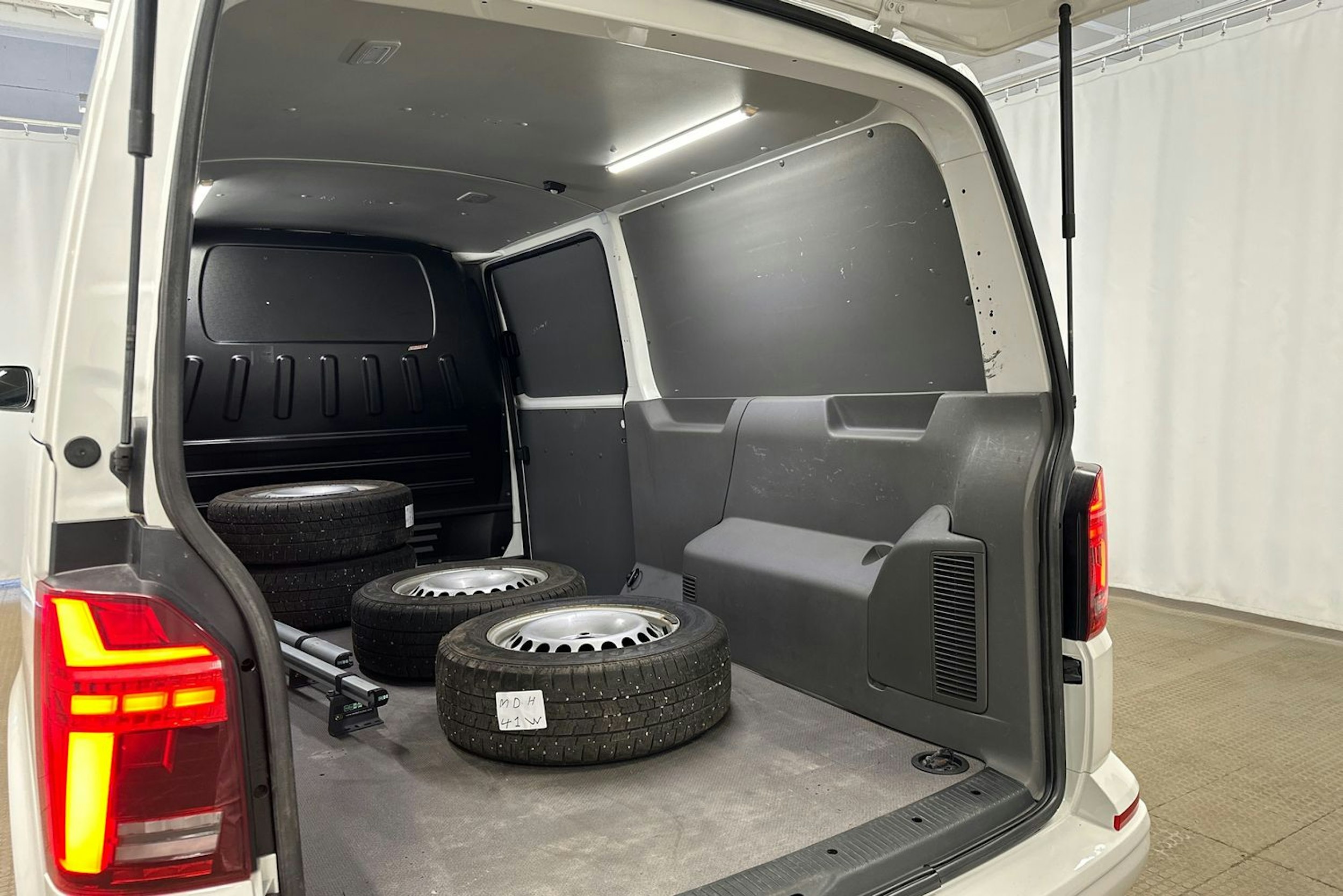 valkoinen Volkswagen Transporter 2020 kuva 27.