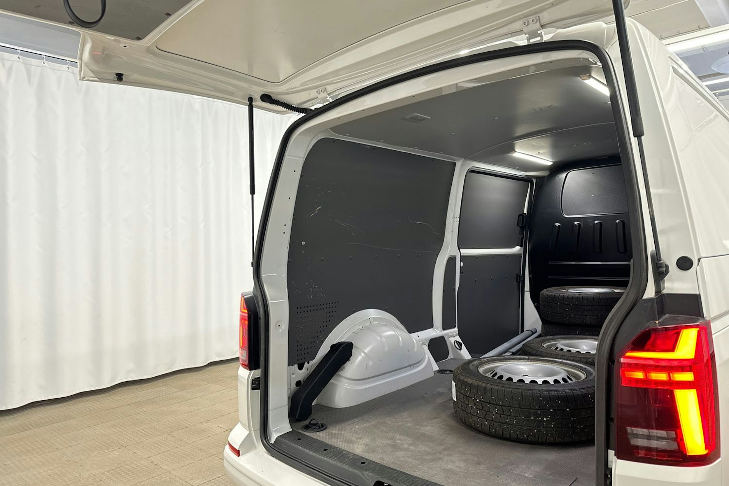 valkoinen Volkswagen Transporter 2020 kuva 28.