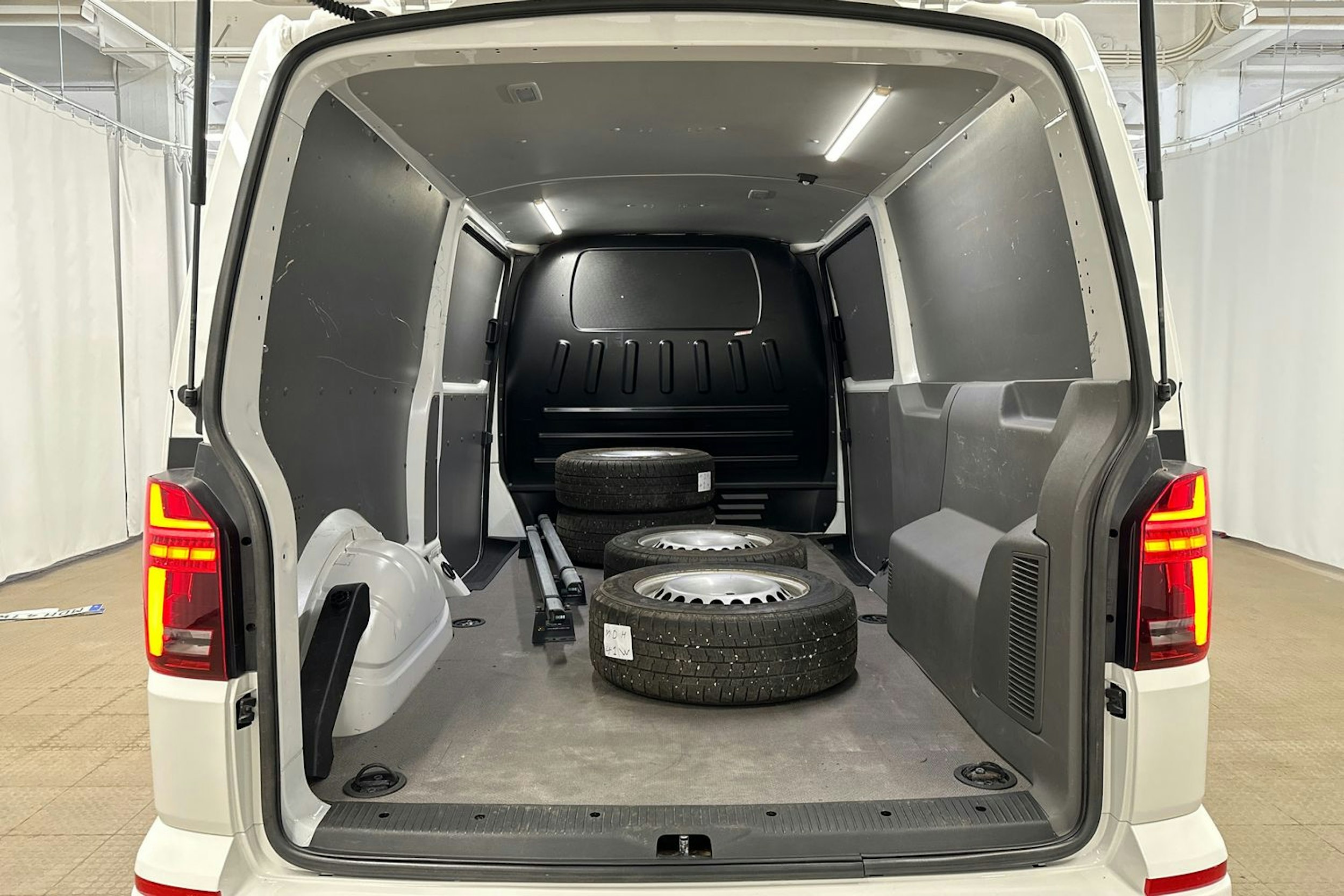 valkoinen Volkswagen Transporter 2020 kuva 29.